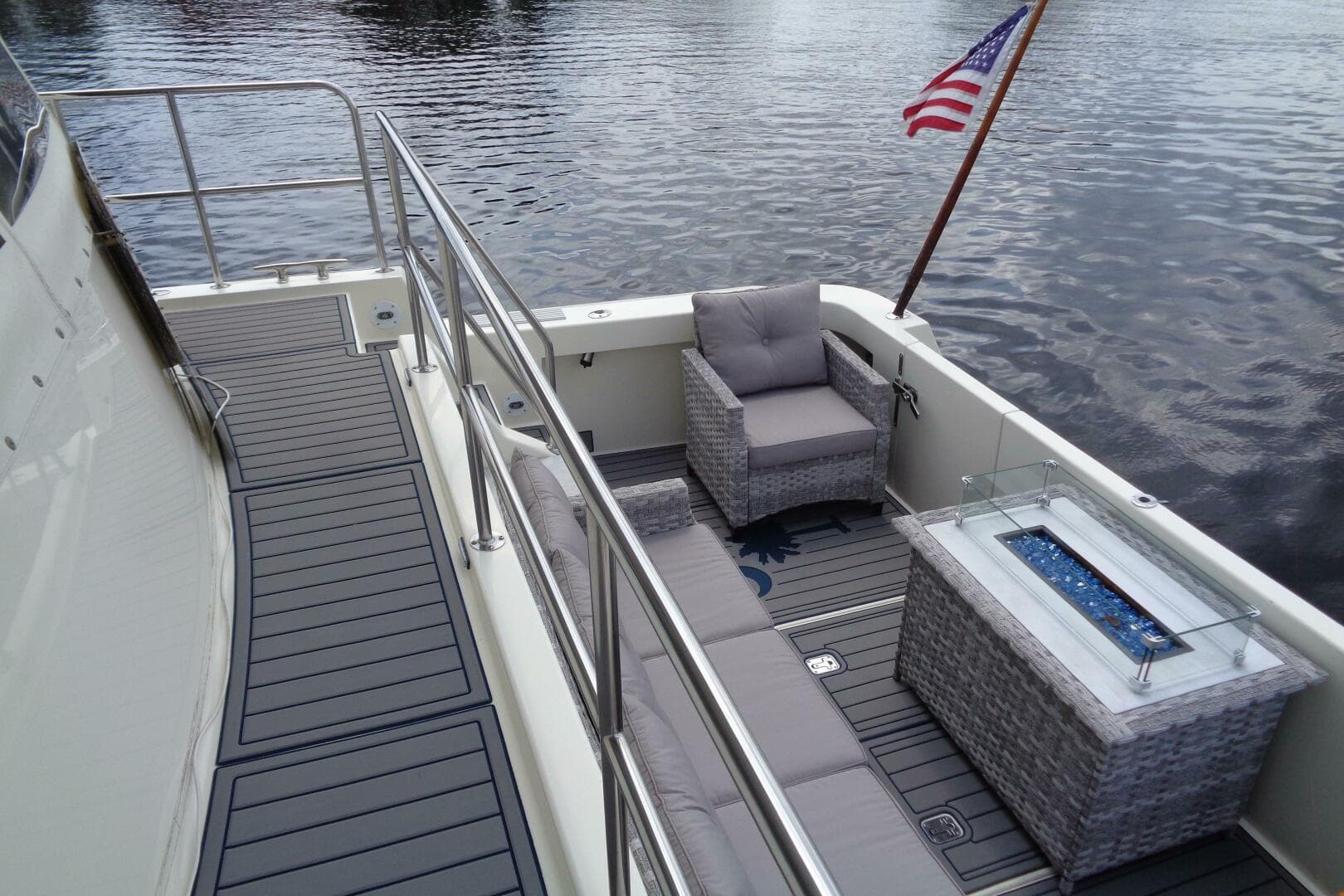 1987 Hatteras 70 Cockpit — photo 11
