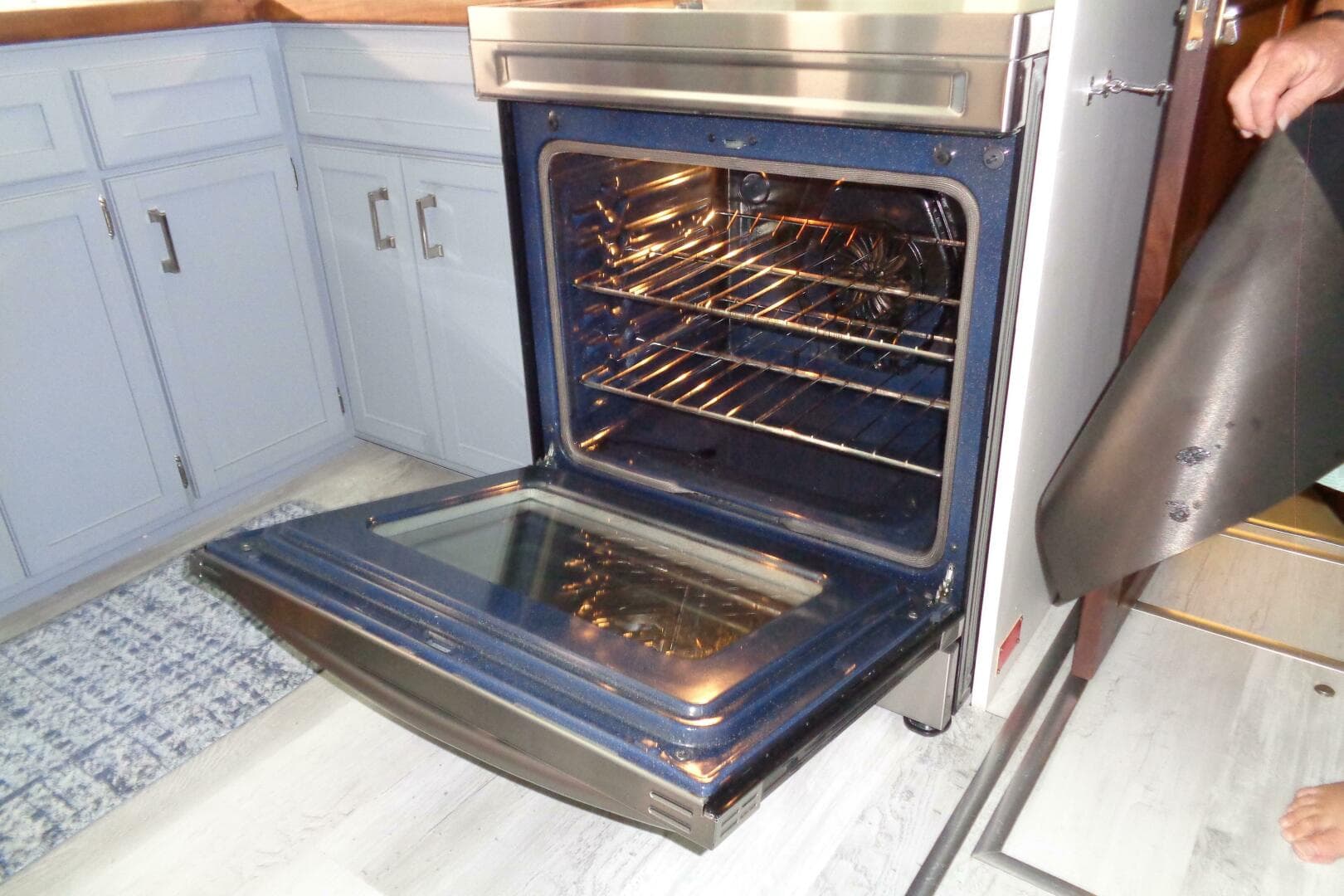 1987 Hatteras 70 Cockpit — photo 52