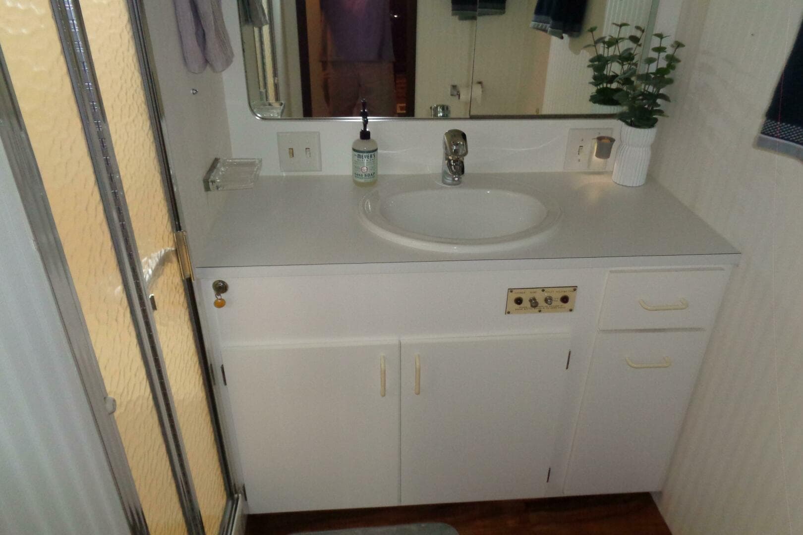 1987 Hatteras 70 Cockpit — photo 71