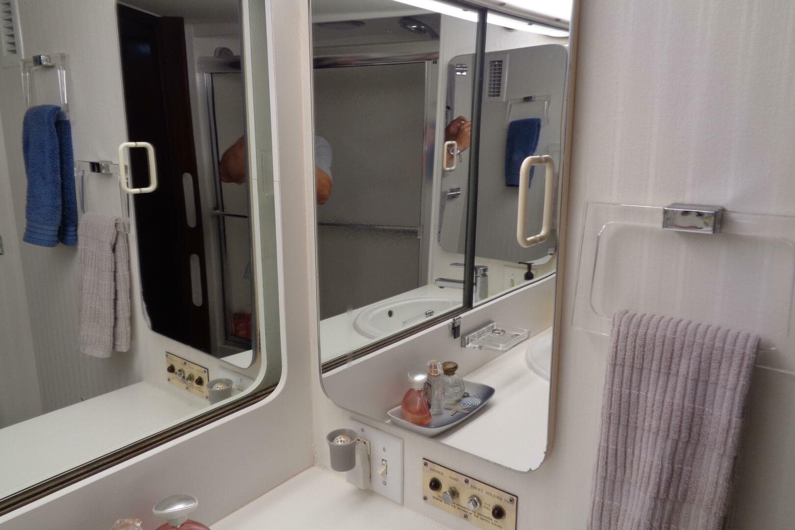 1987 Hatteras 70 Cockpit — photo 95