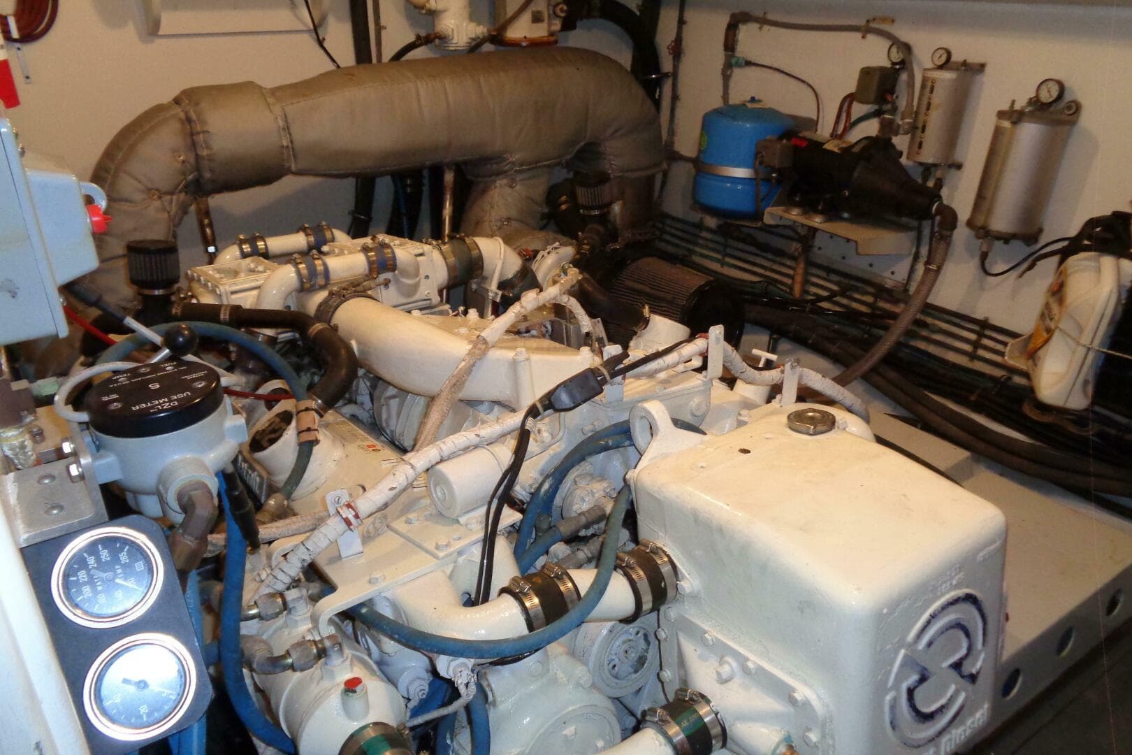 1987 Hatteras 70 Cockpit — photo 96