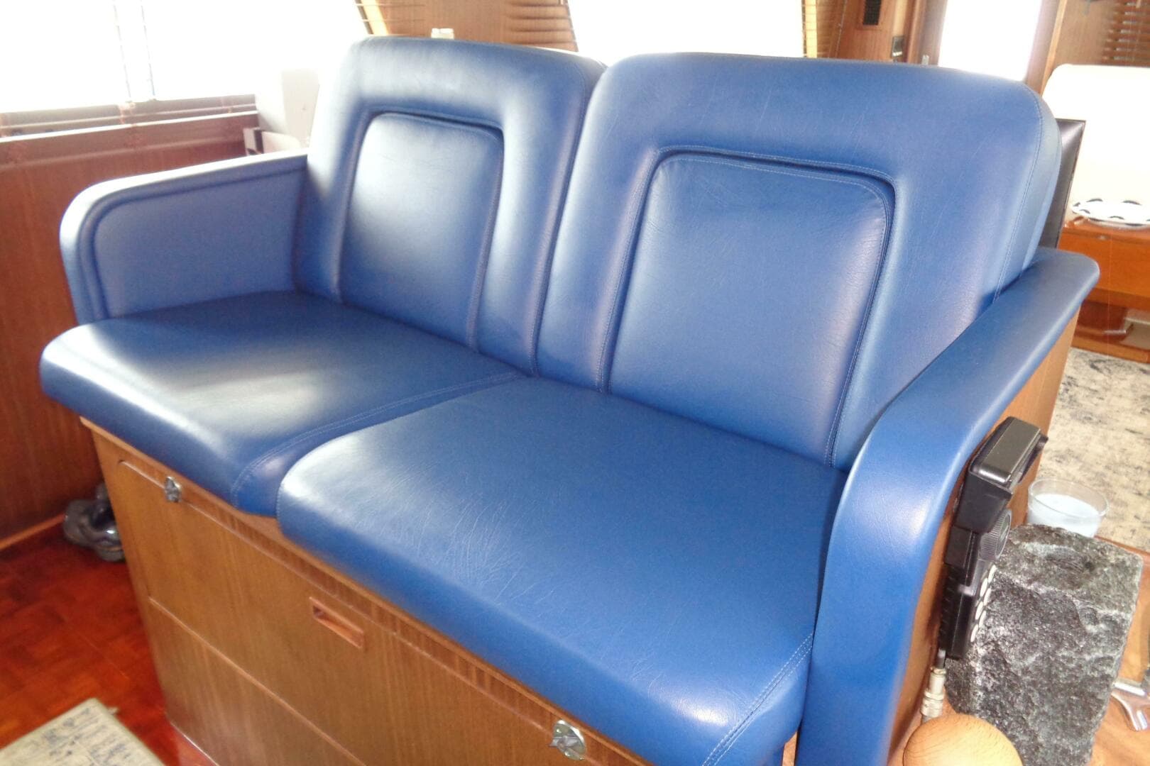 1987 Hatteras 70 Cockpit — photo 46