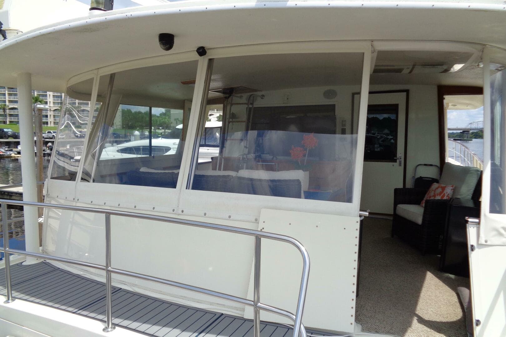 1987 Hatteras 70 Cockpit — photo 17