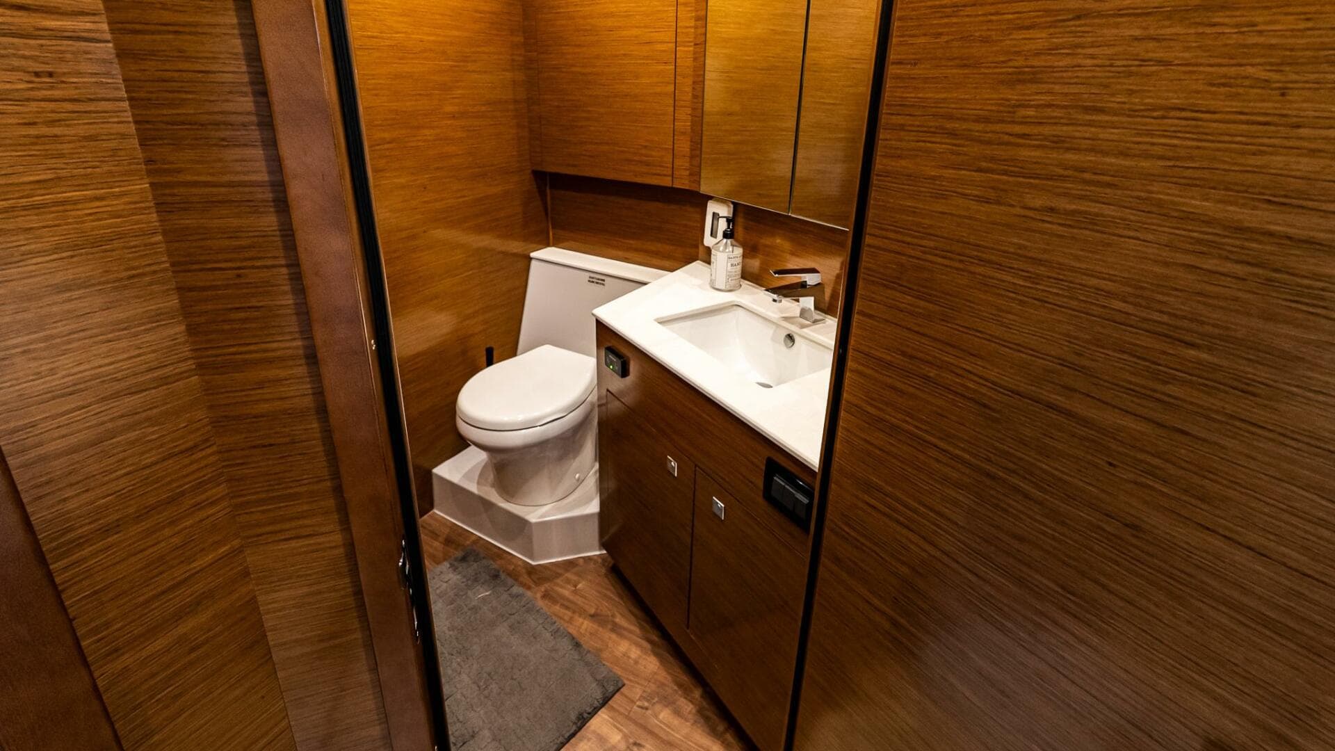 2019 Cruisers Yachts 54 Cantius — photo 38