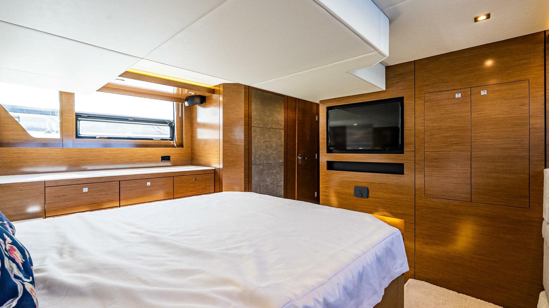 2019 Cruisers Yachts 54 Cantius — photo 32