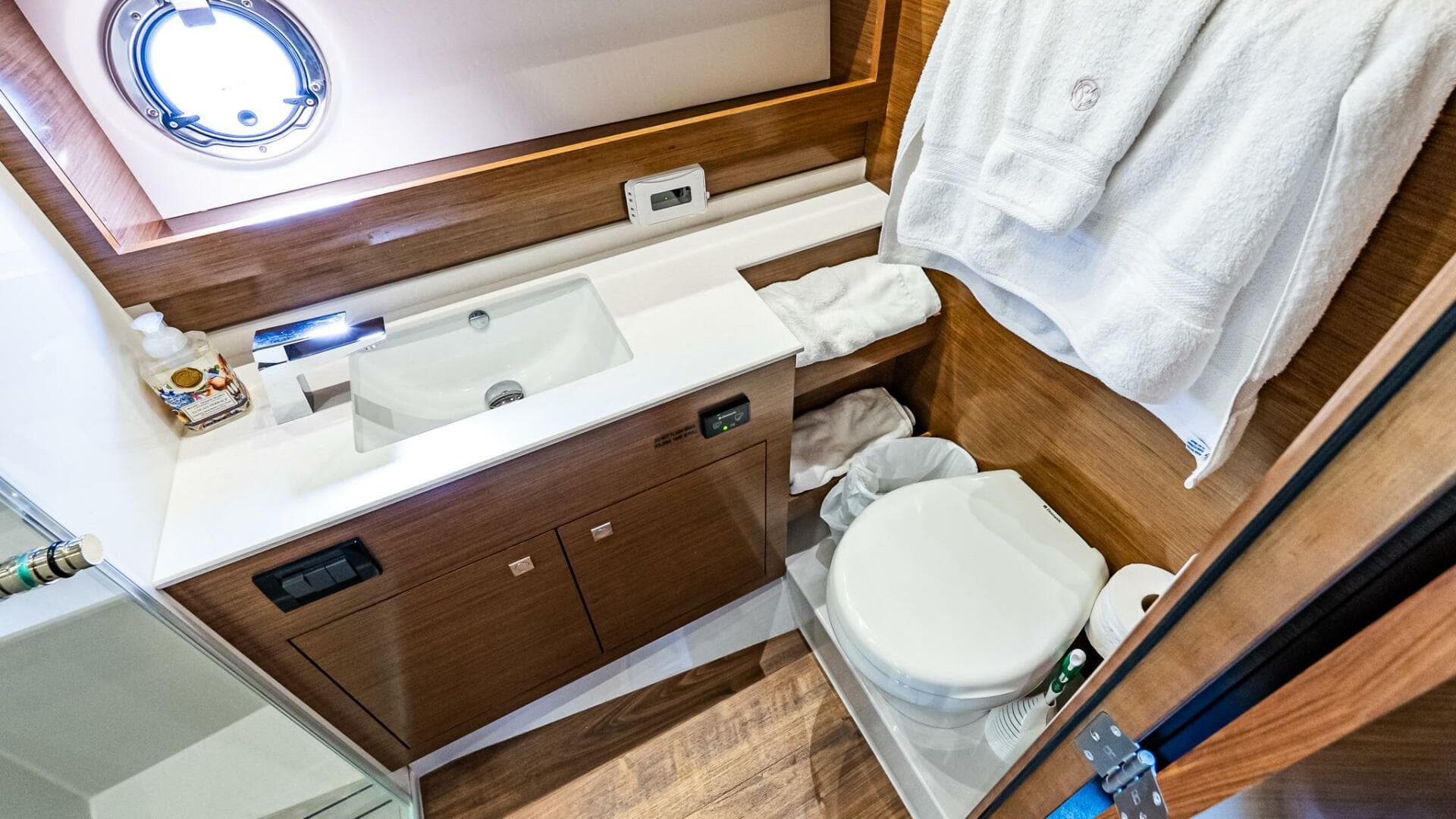 2019 Cruisers Yachts 54 Cantius — photo 33