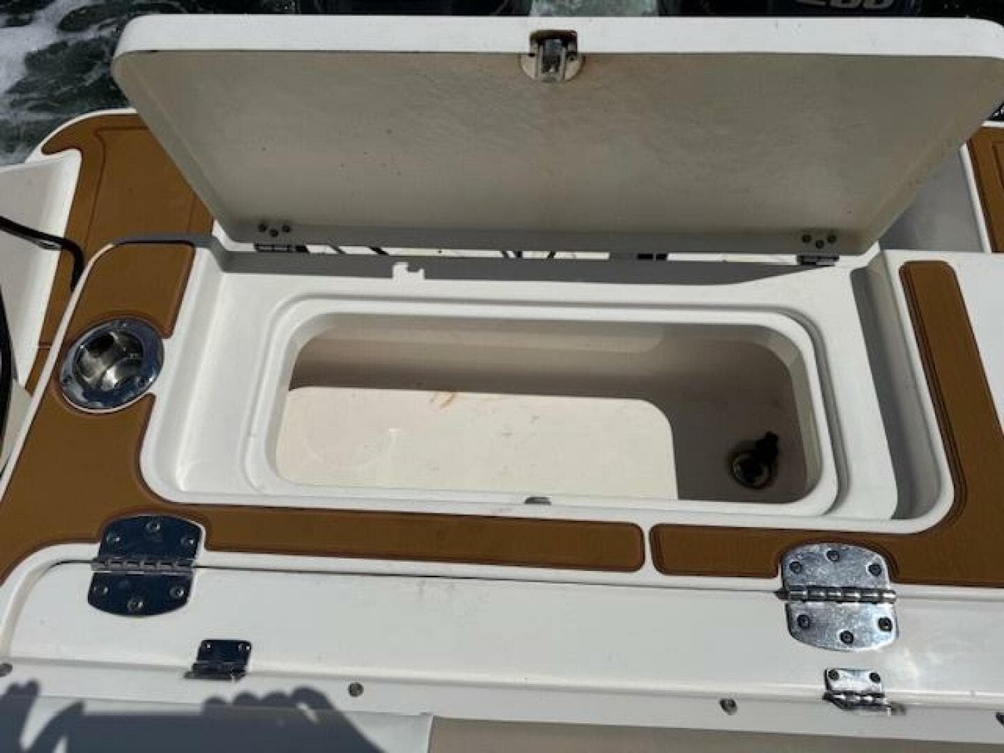 2021 Robalo R242 Center Console — photo 13
