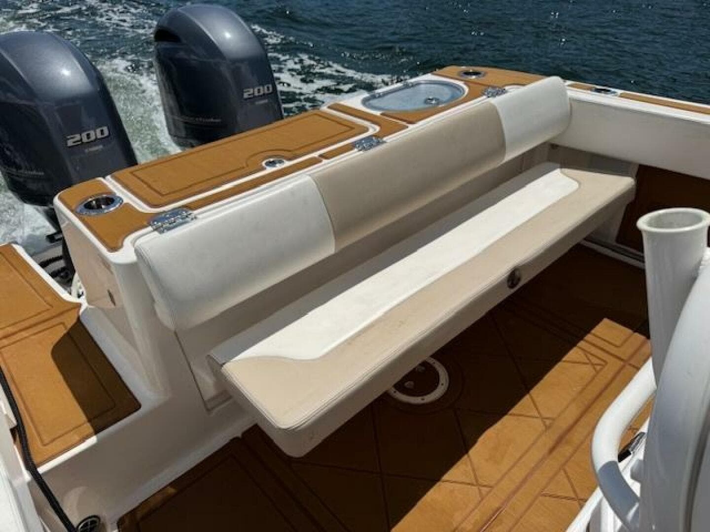 2021 Robalo R242 Center Console — photo 10