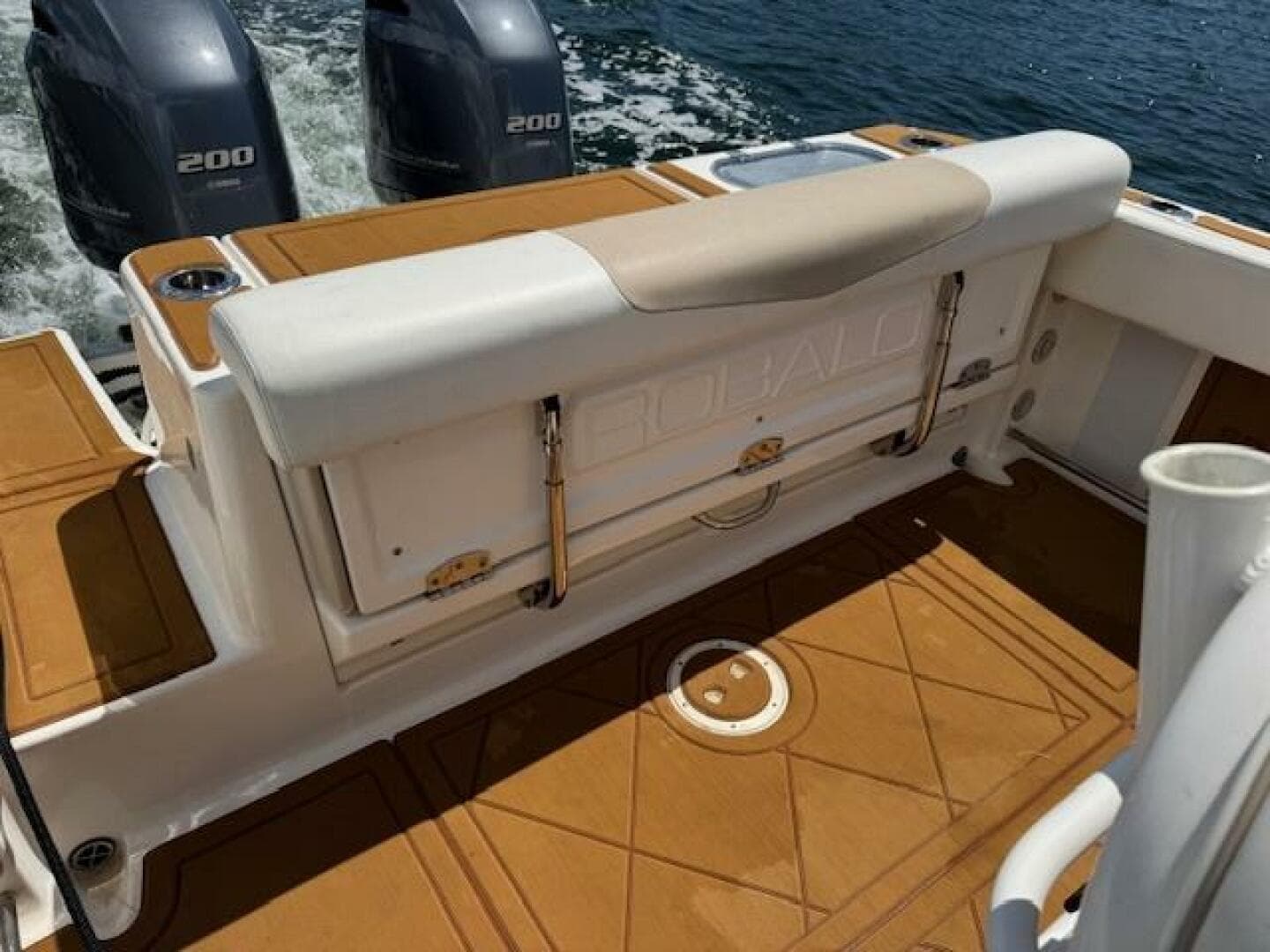 2021 Robalo R242 Center Console — photo 9