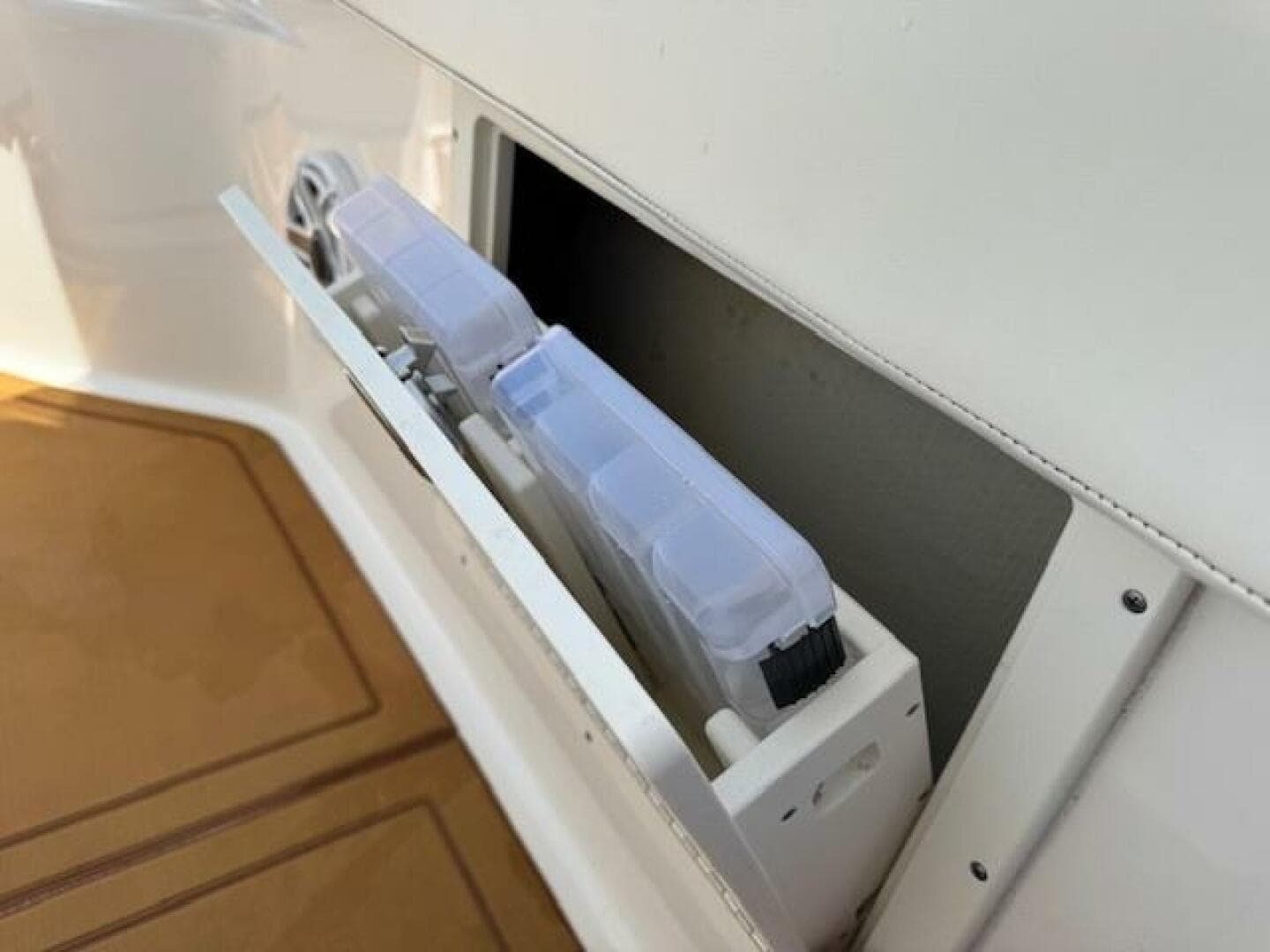 2021 Robalo R242 Center Console — photo 16