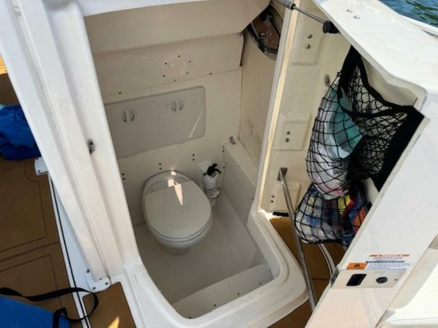 2021 Robalo R242 Center Console — photo 18