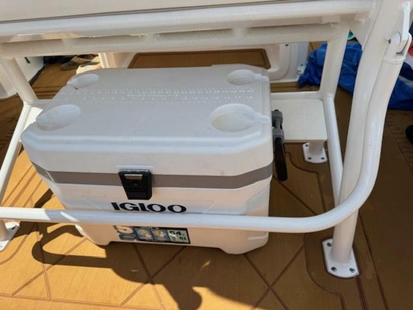 2021 Robalo R242 Center Console — photo 14