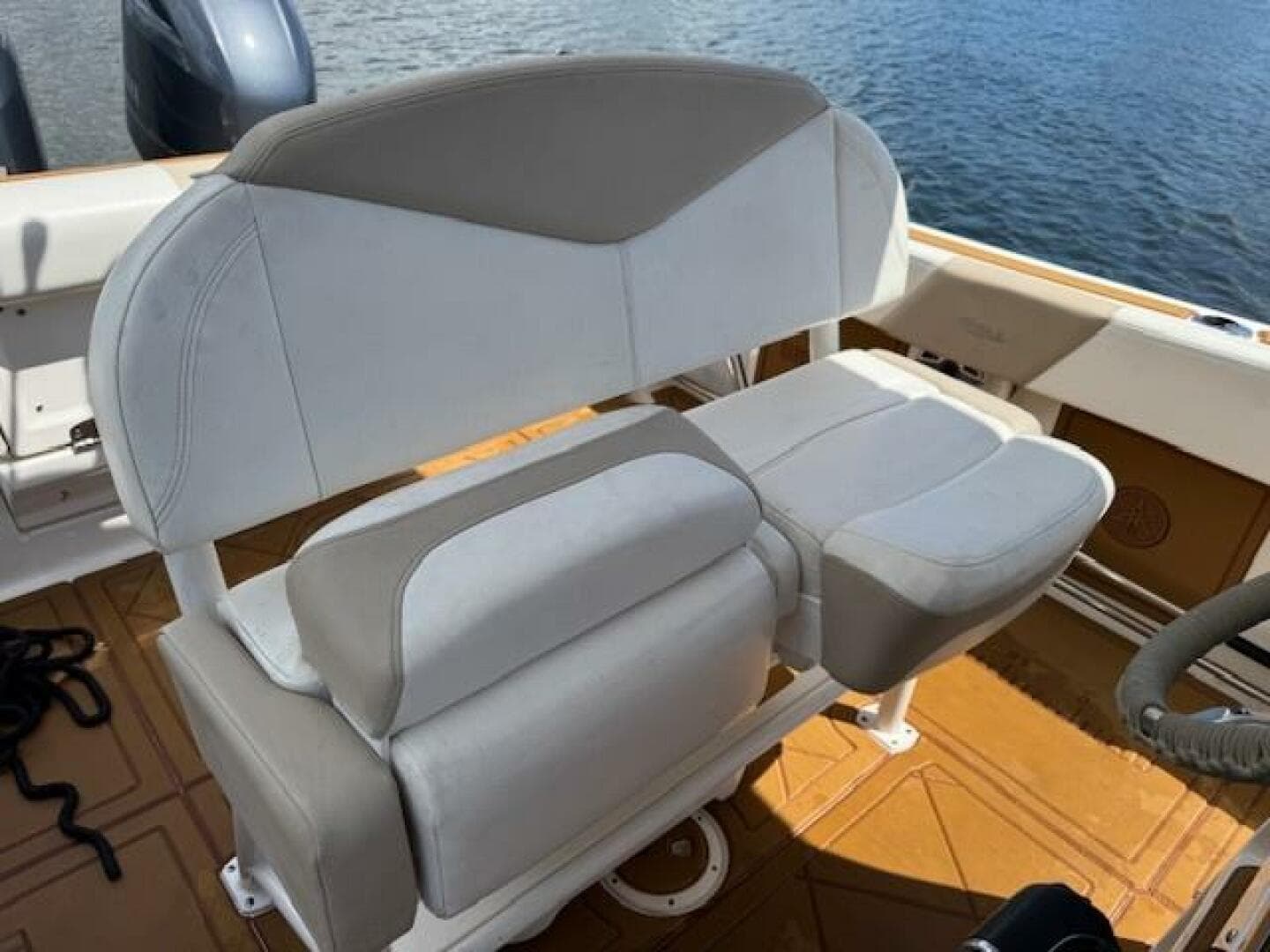 2021 Robalo R242 Center Console — photo 8