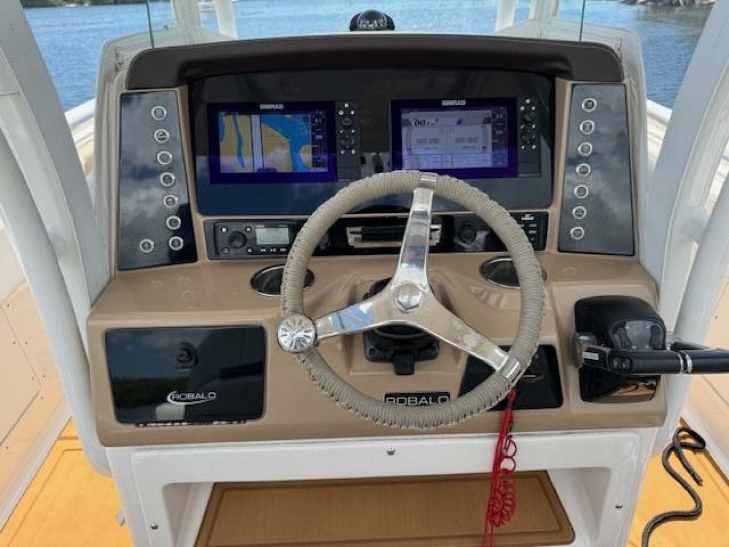 2021 Robalo R242 Center Console — photo 7