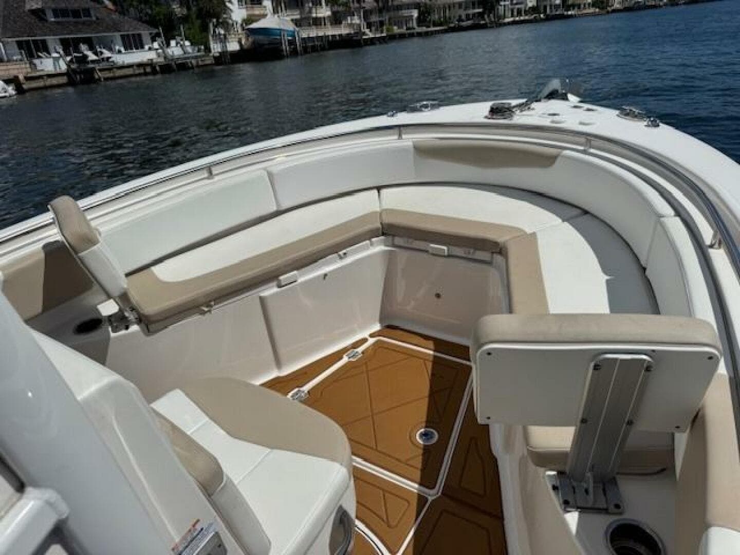 2021 Robalo R242 Center Console — photo 4
