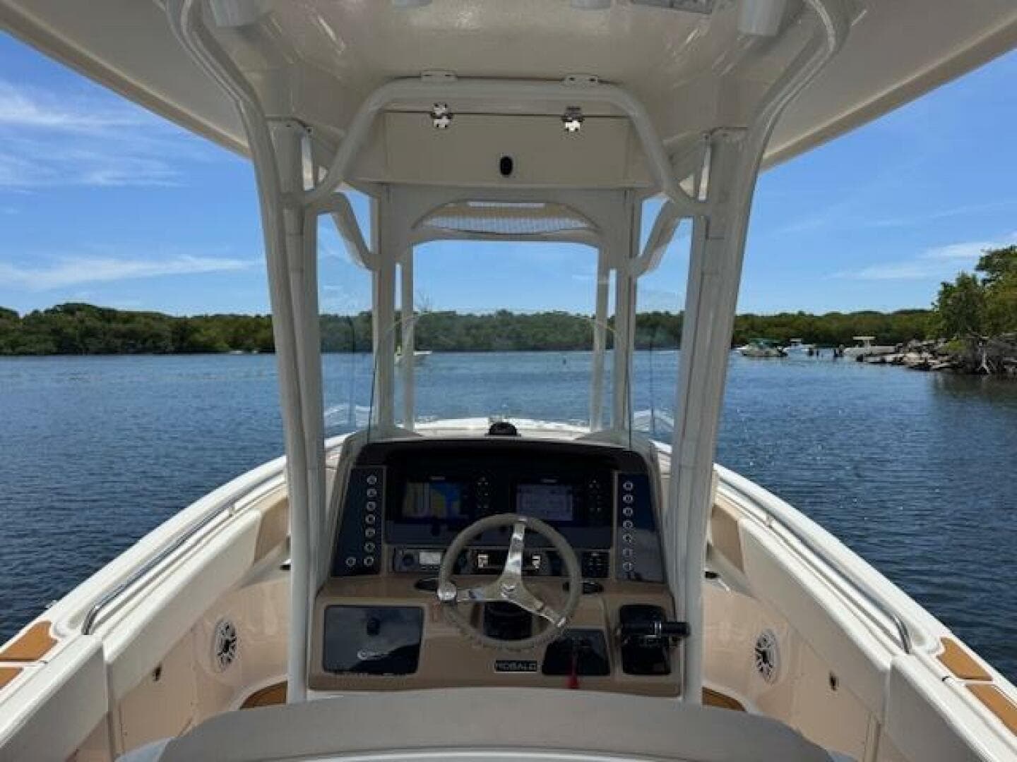 2021 Robalo R242 Center Console — photo 6