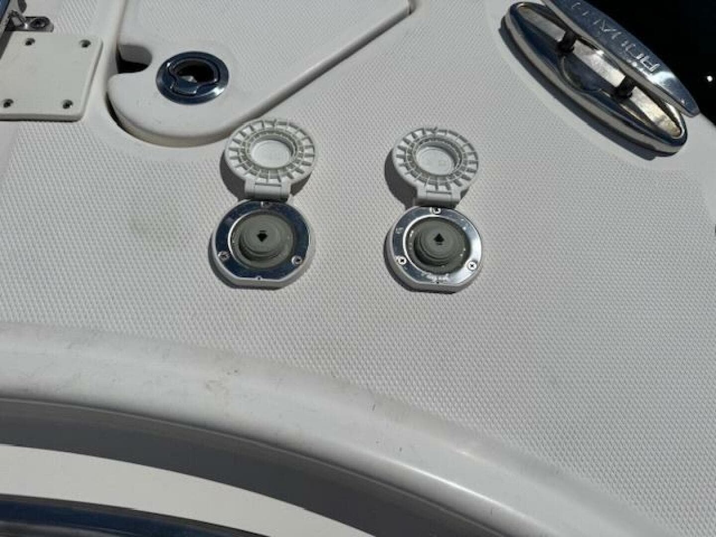 2021 Robalo R242 Center Console — photo 20