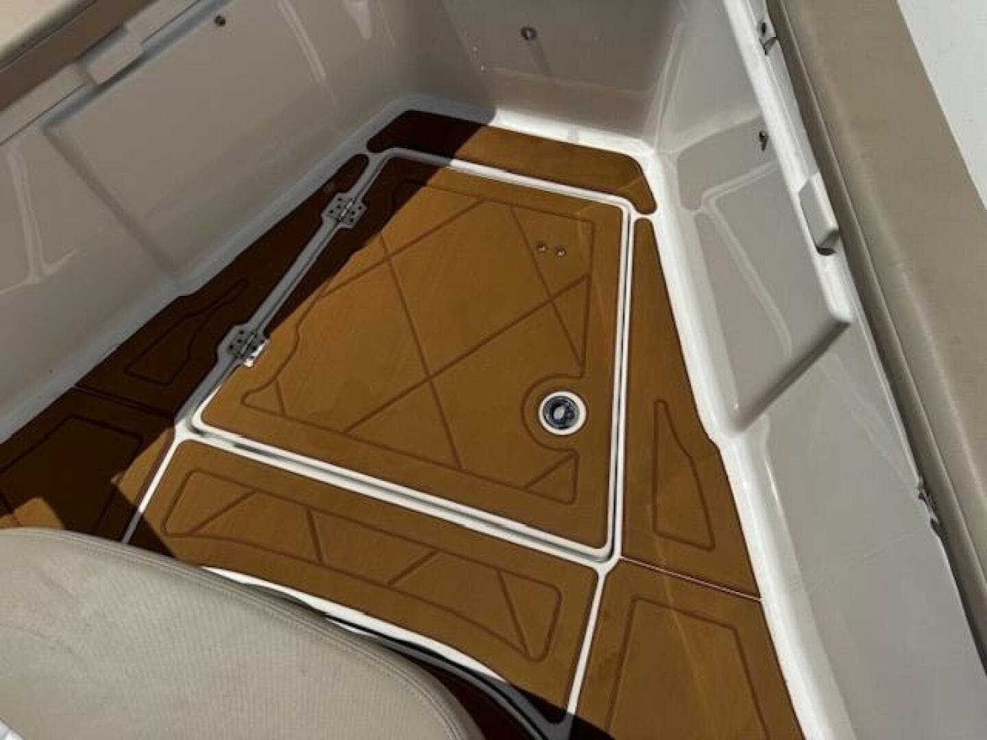 2021 Robalo R242 Center Console — photo 17