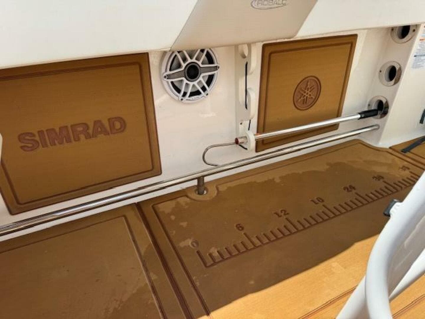 2021 Robalo R242 Center Console — photo 15