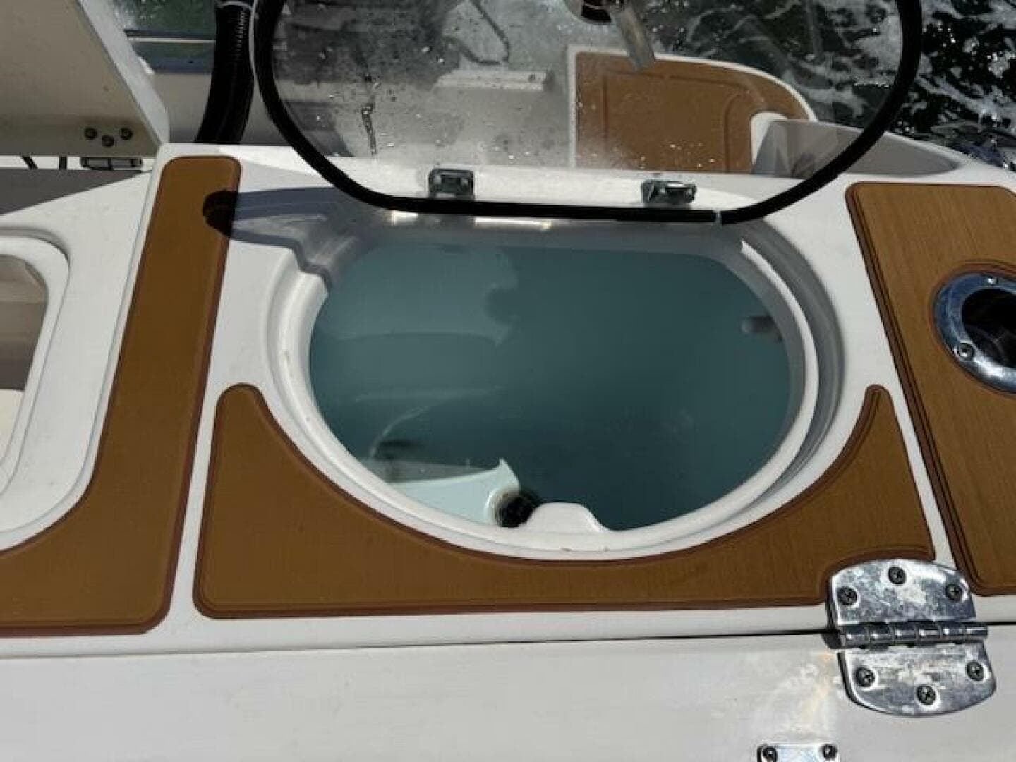 2021 Robalo R242 Center Console — photo 12