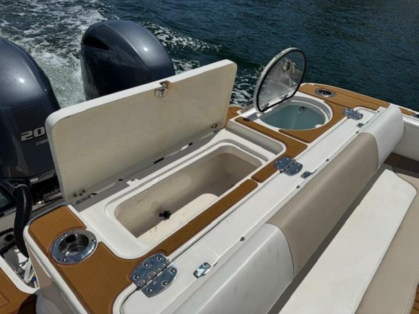 2021 Robalo R242 Center Console — photo 11