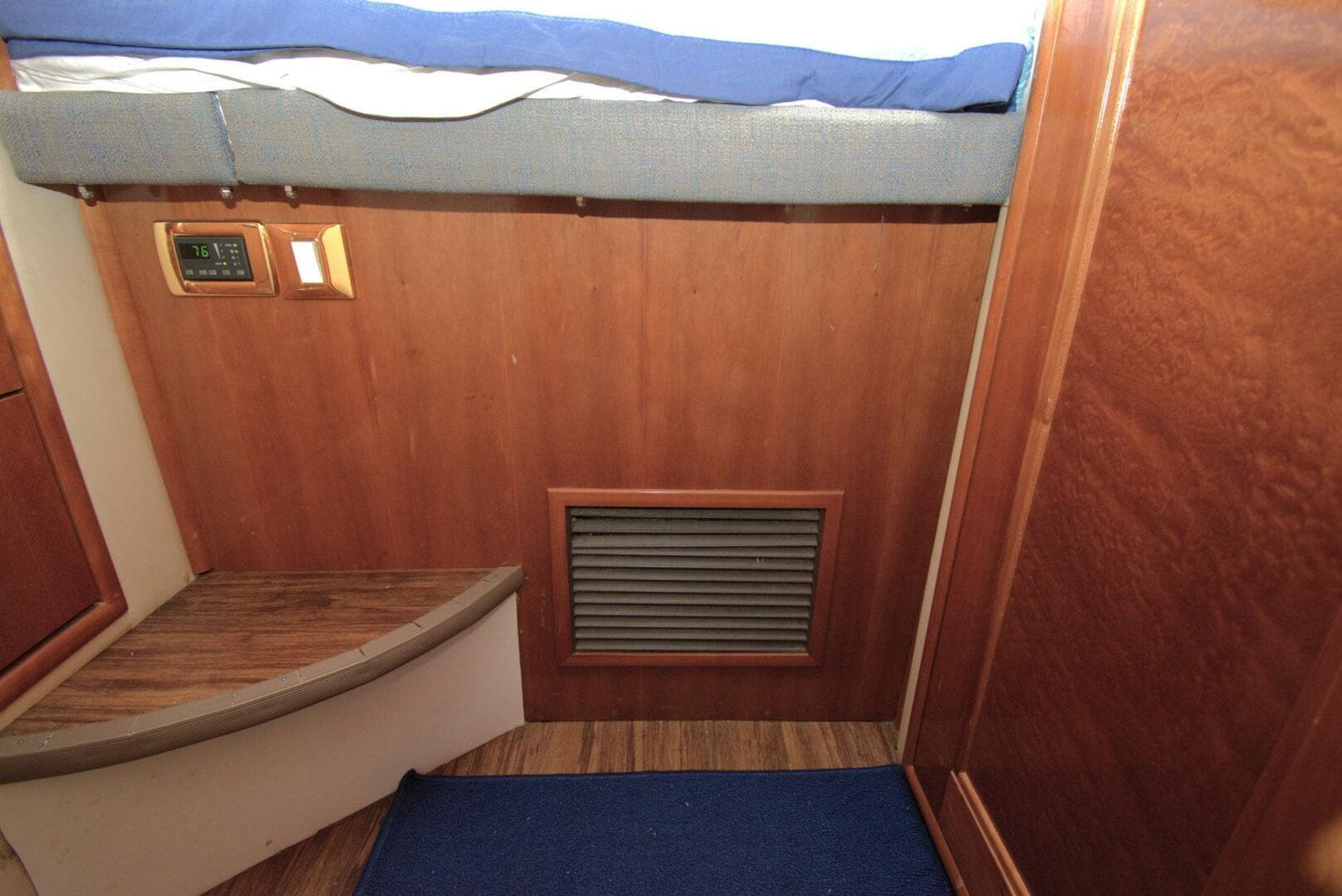 2005 Carver 444 Cockpit — photo 40