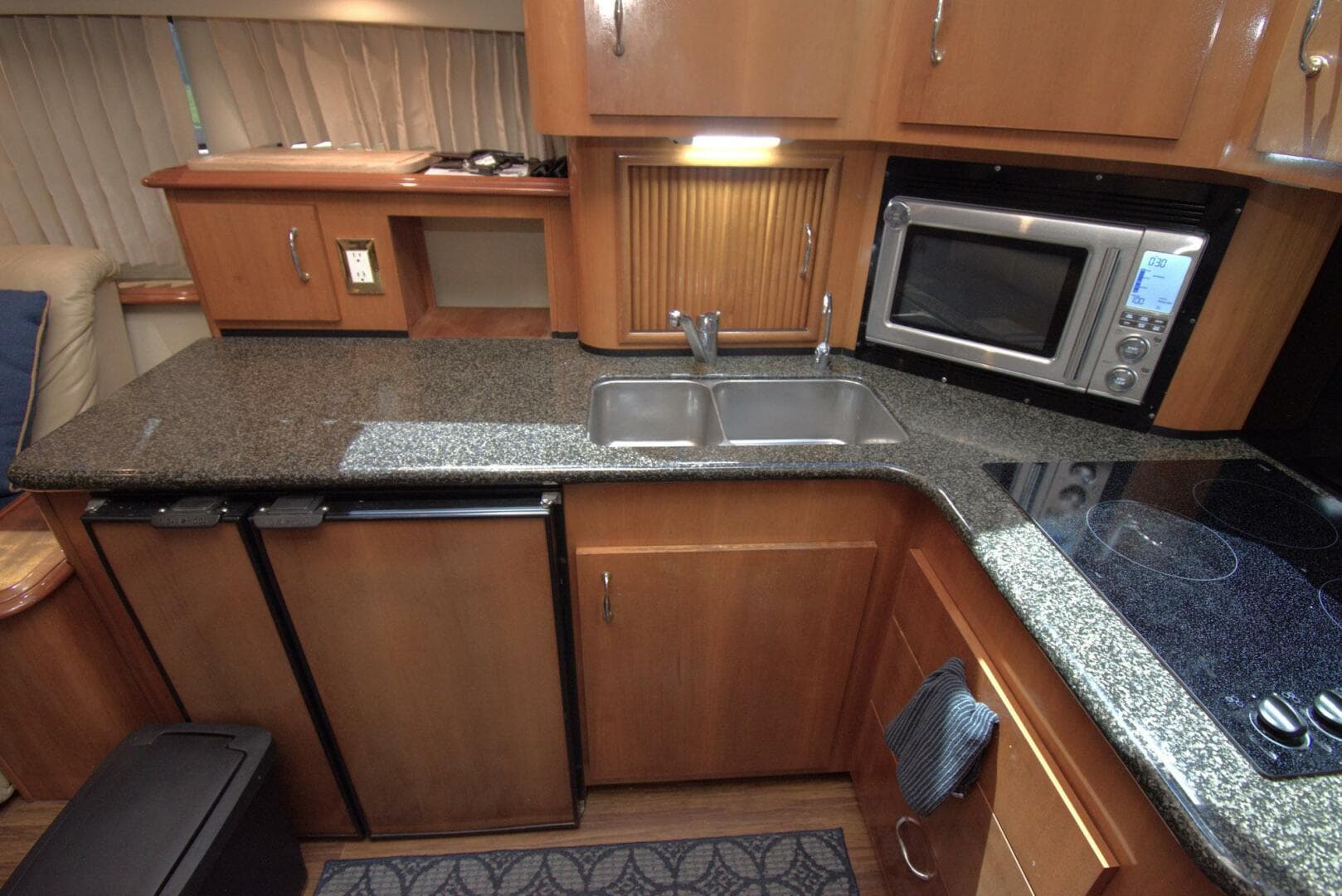 2005 Carver 444 Cockpit — photo 29