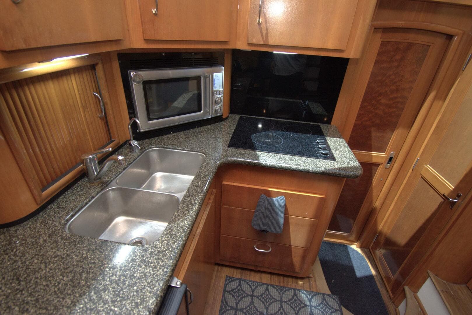 2005 Carver 444 Cockpit — photo 31