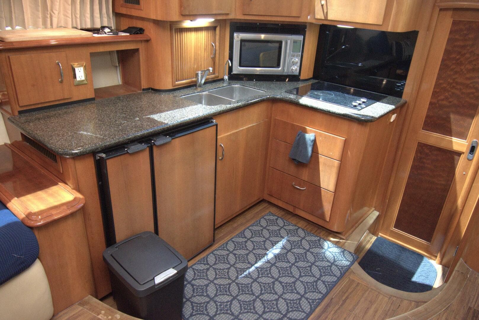 2005 Carver 444 Cockpit — photo 28