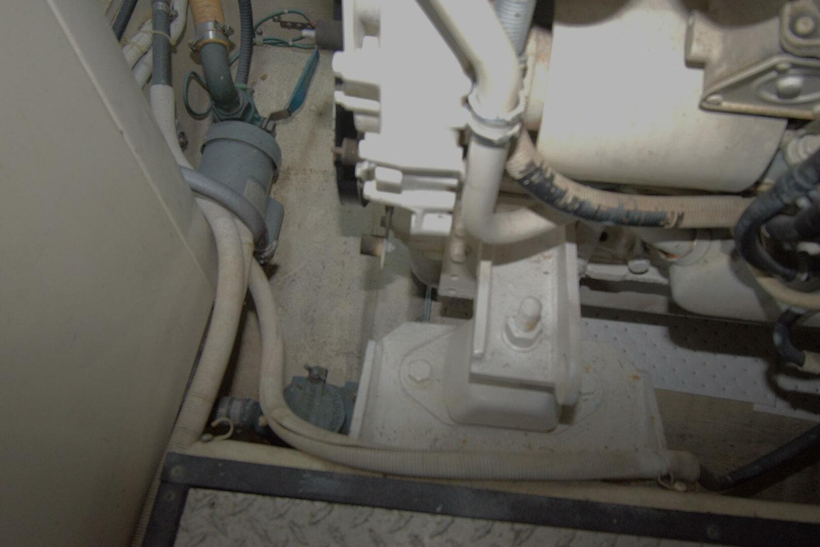 2005 Carver 444 Cockpit — photo 47