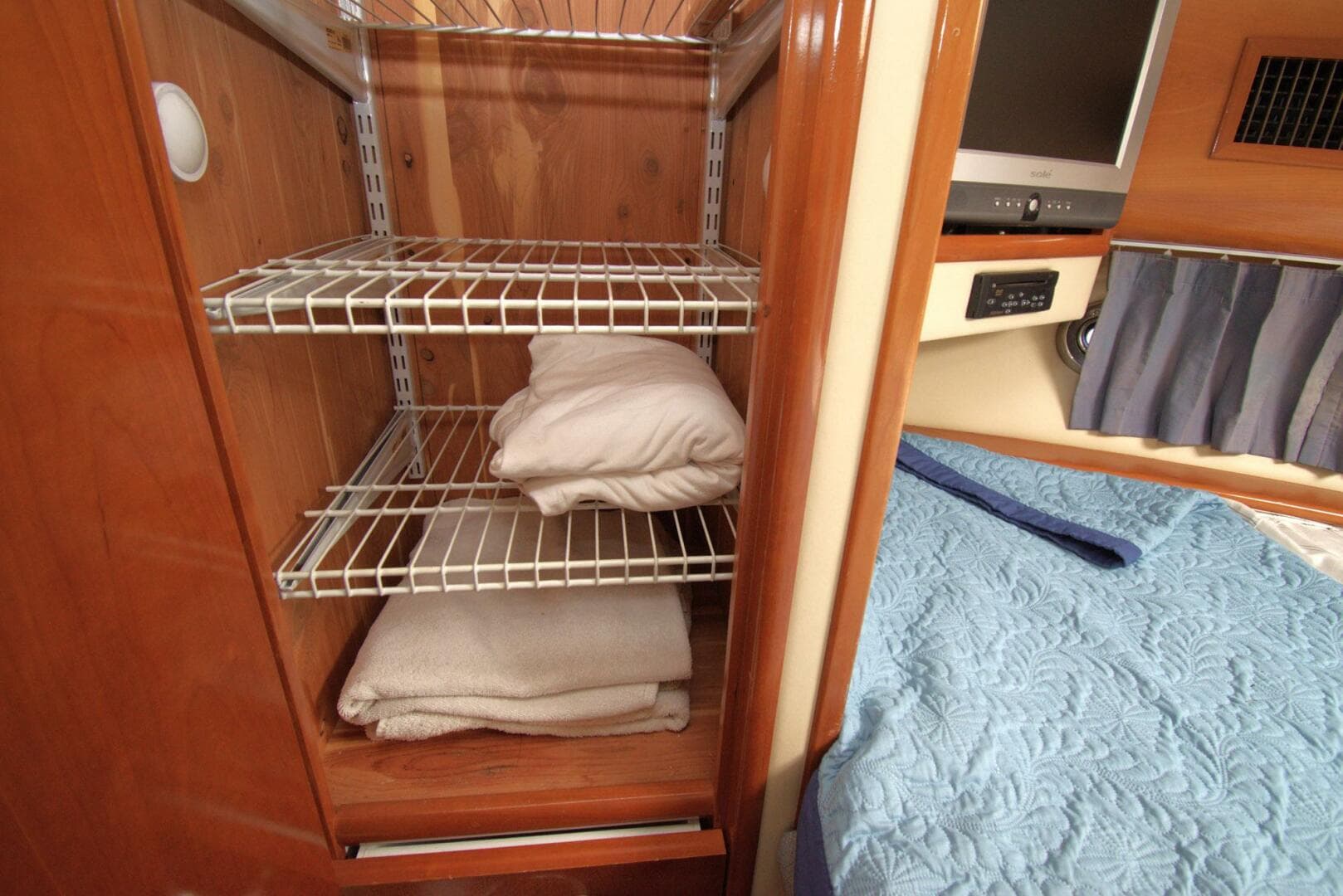 2005 Carver 444 Cockpit — photo 41