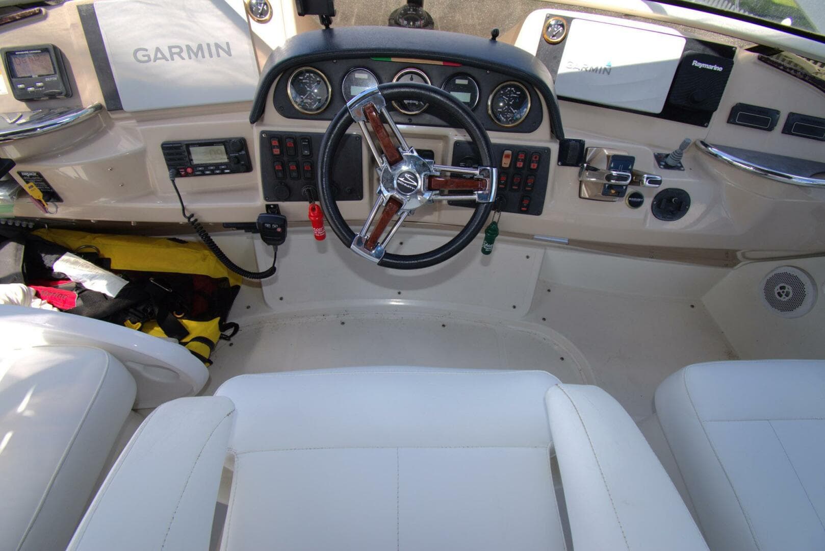 2005 Carver 444 Cockpit — photo 17