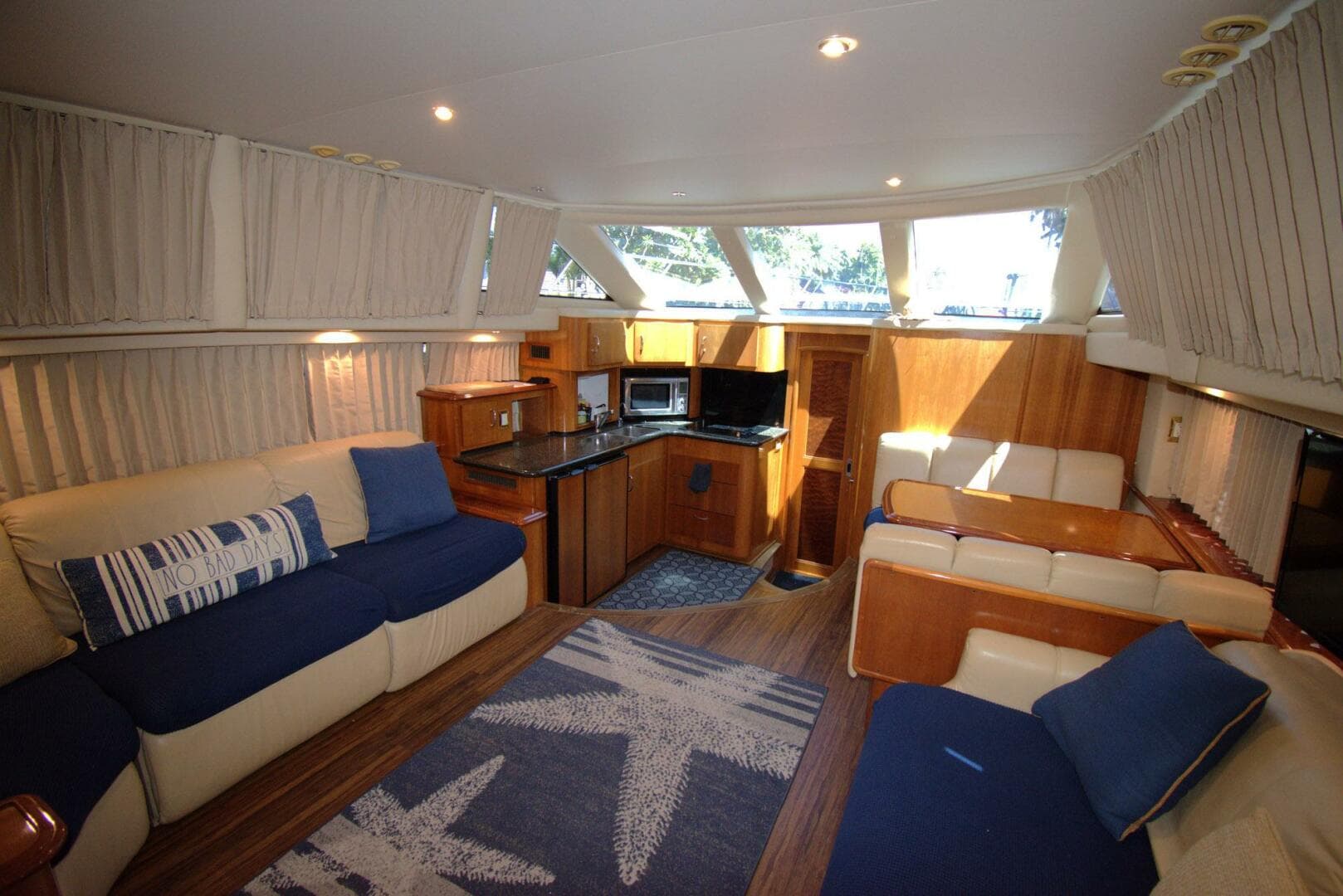 2005 Carver 444 Cockpit — photo 22