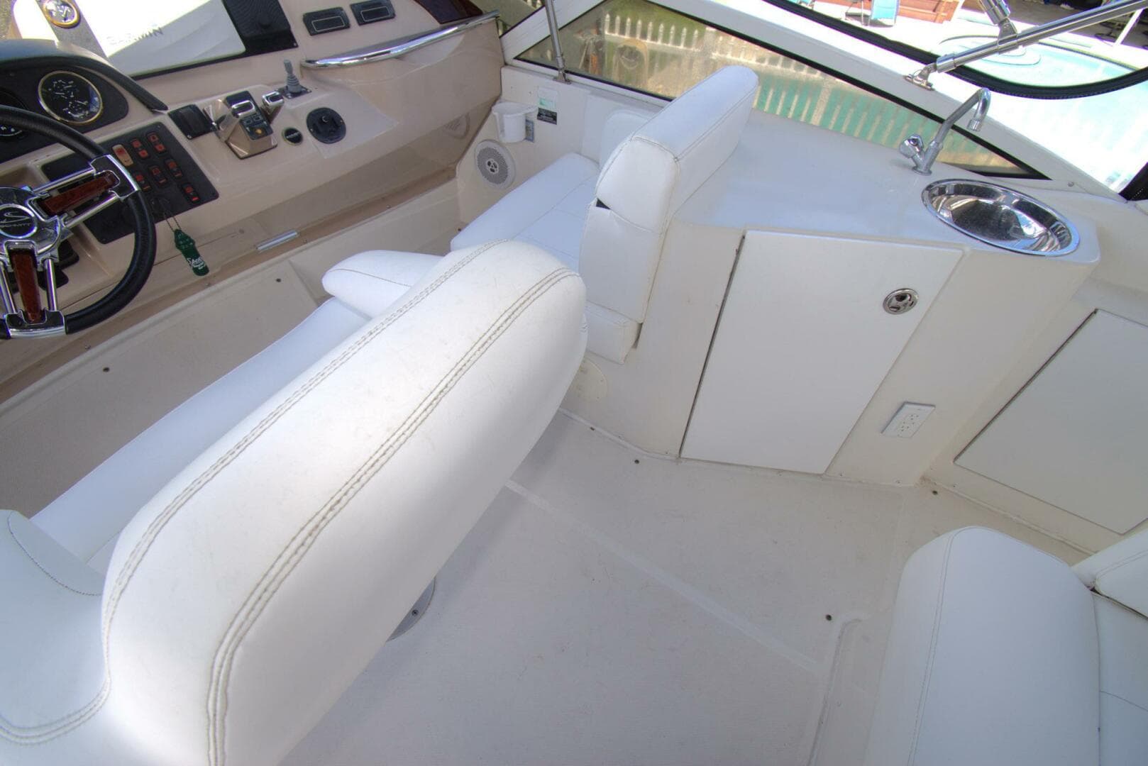 2005 Carver 444 Cockpit — photo 19