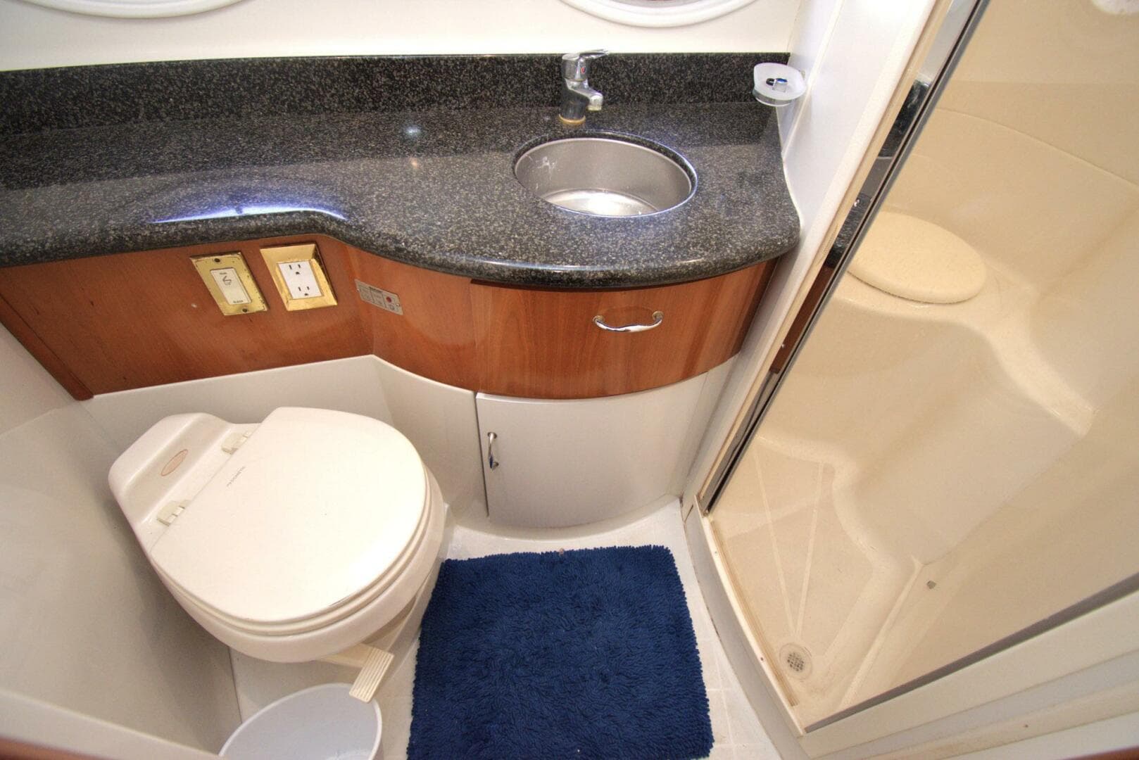 2005 Carver 444 Cockpit — photo 35