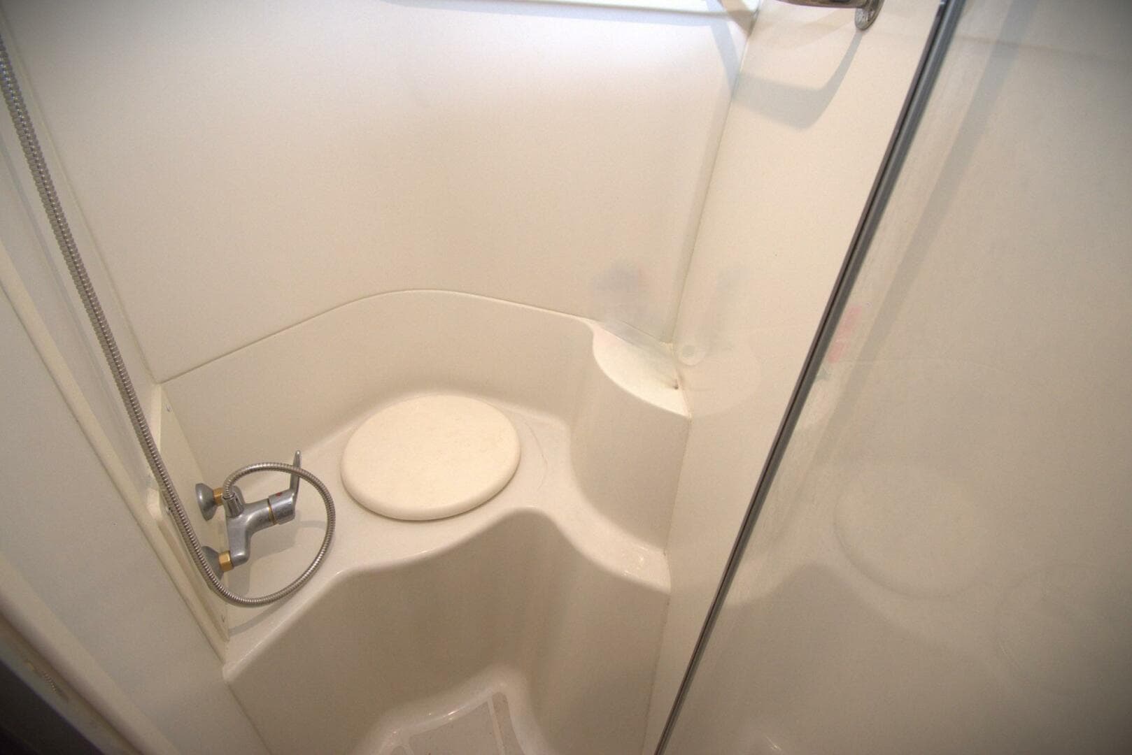 2005 Carver 444 Cockpit — photo 37