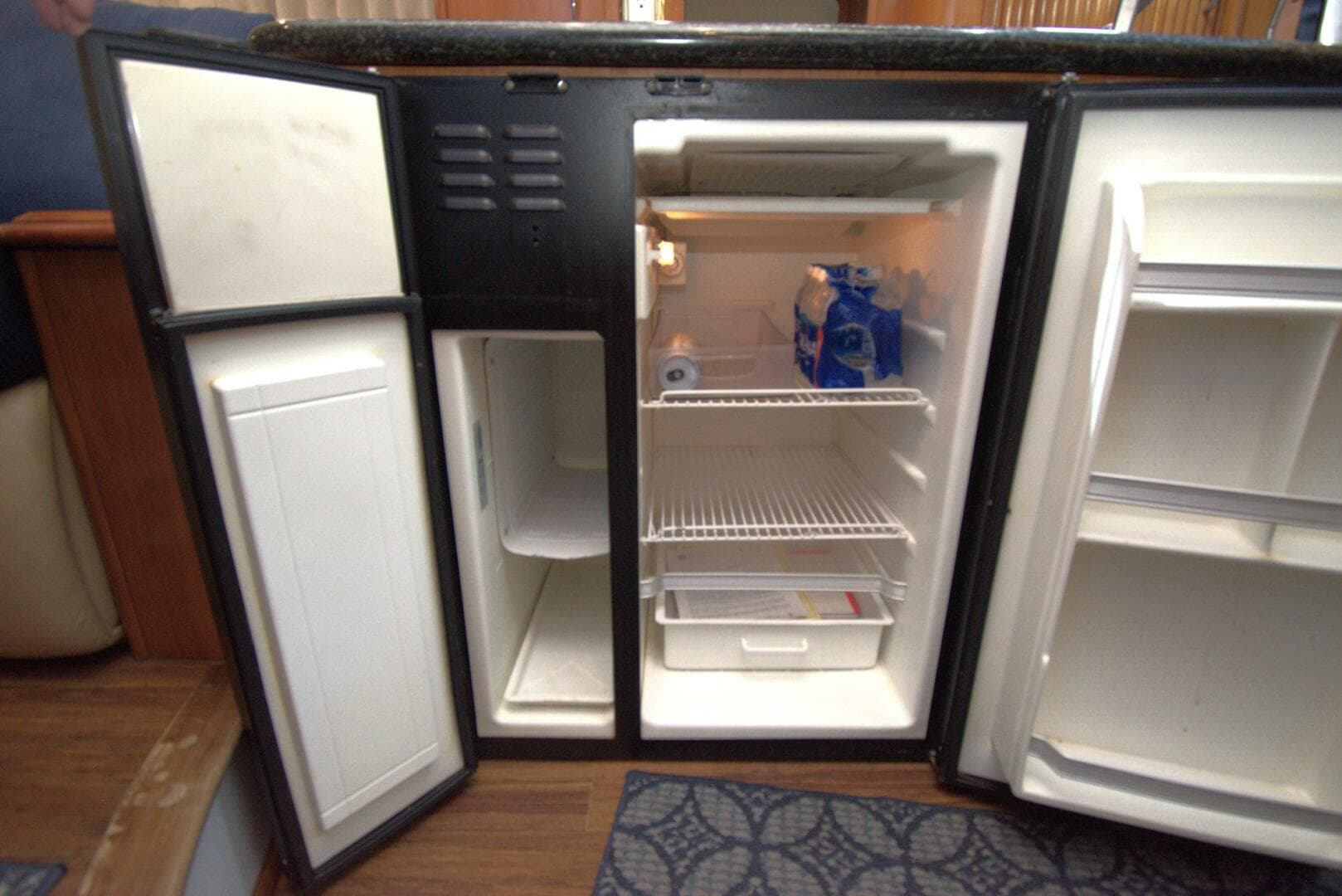 2005 Carver 444 Cockpit — photo 32