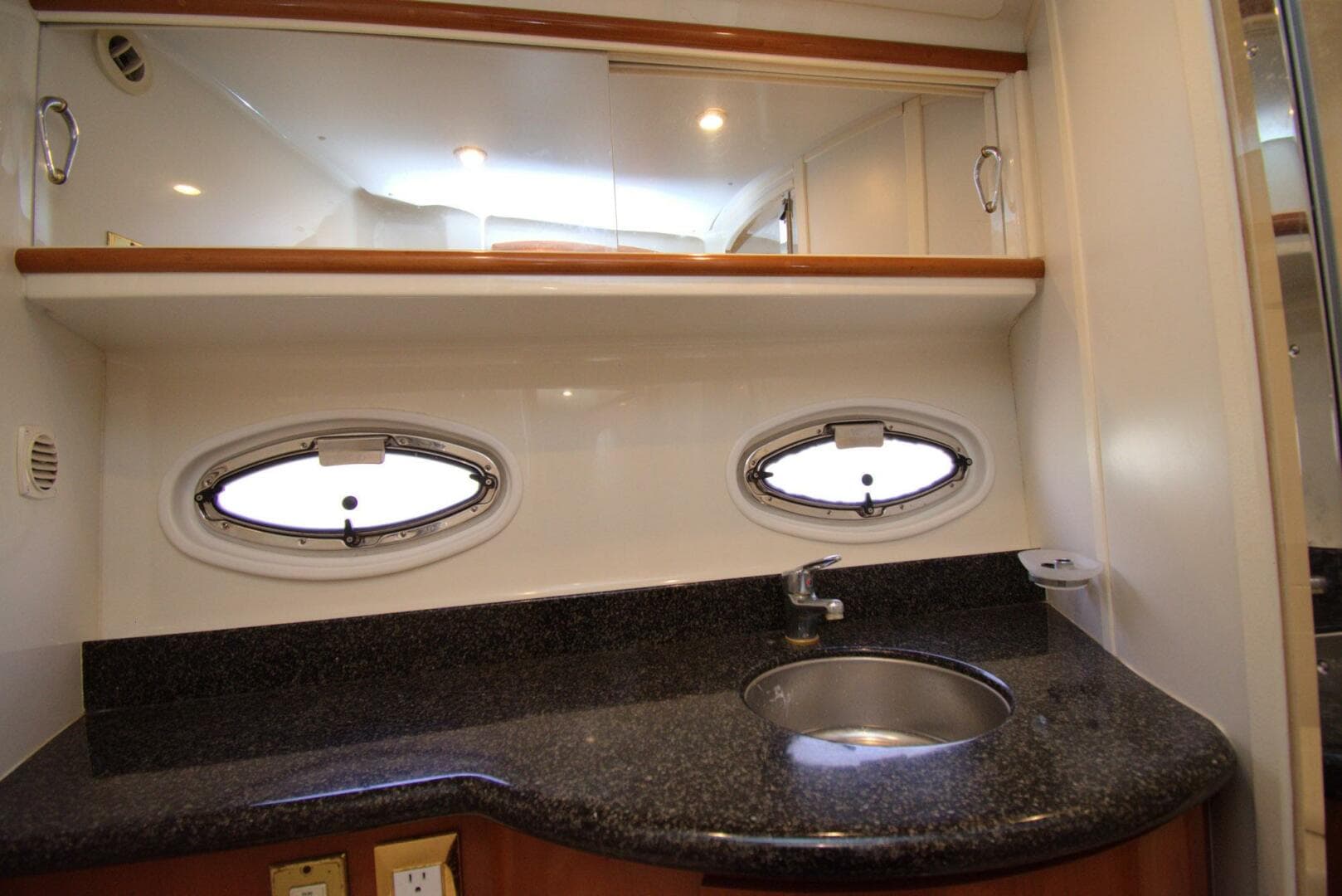 2005 Carver 444 Cockpit — photo 36