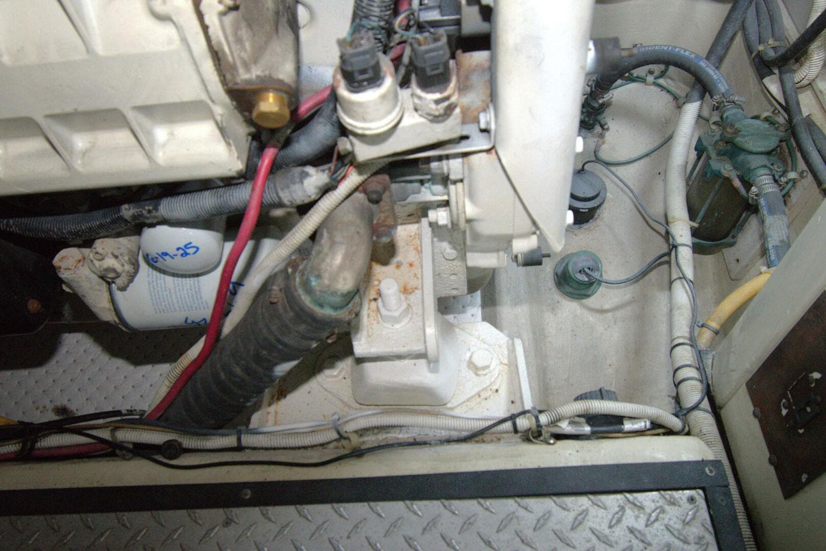 2005 Carver 444 Cockpit — photo 46