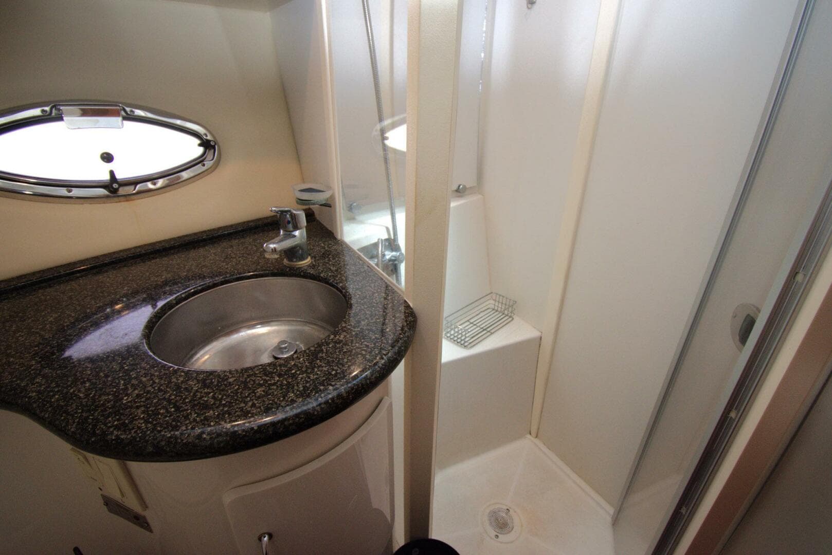 2005 Carver 444 Cockpit — photo 44