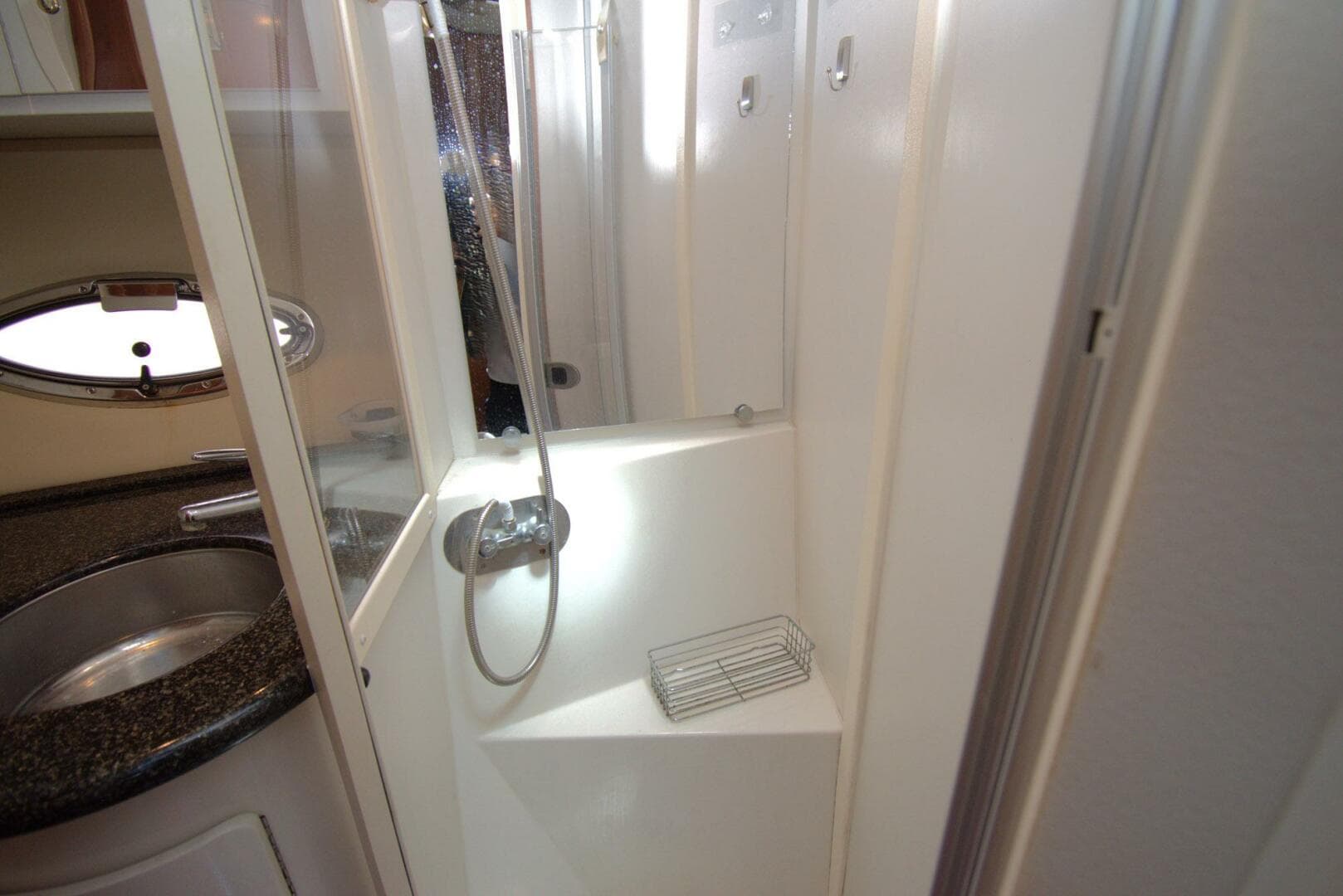 2005 Carver 444 Cockpit — photo 43