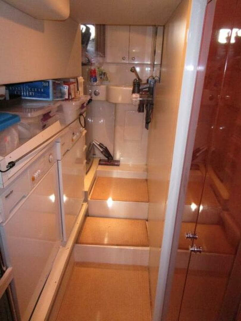 2003 Ferretti Yachts 590 — photo 9