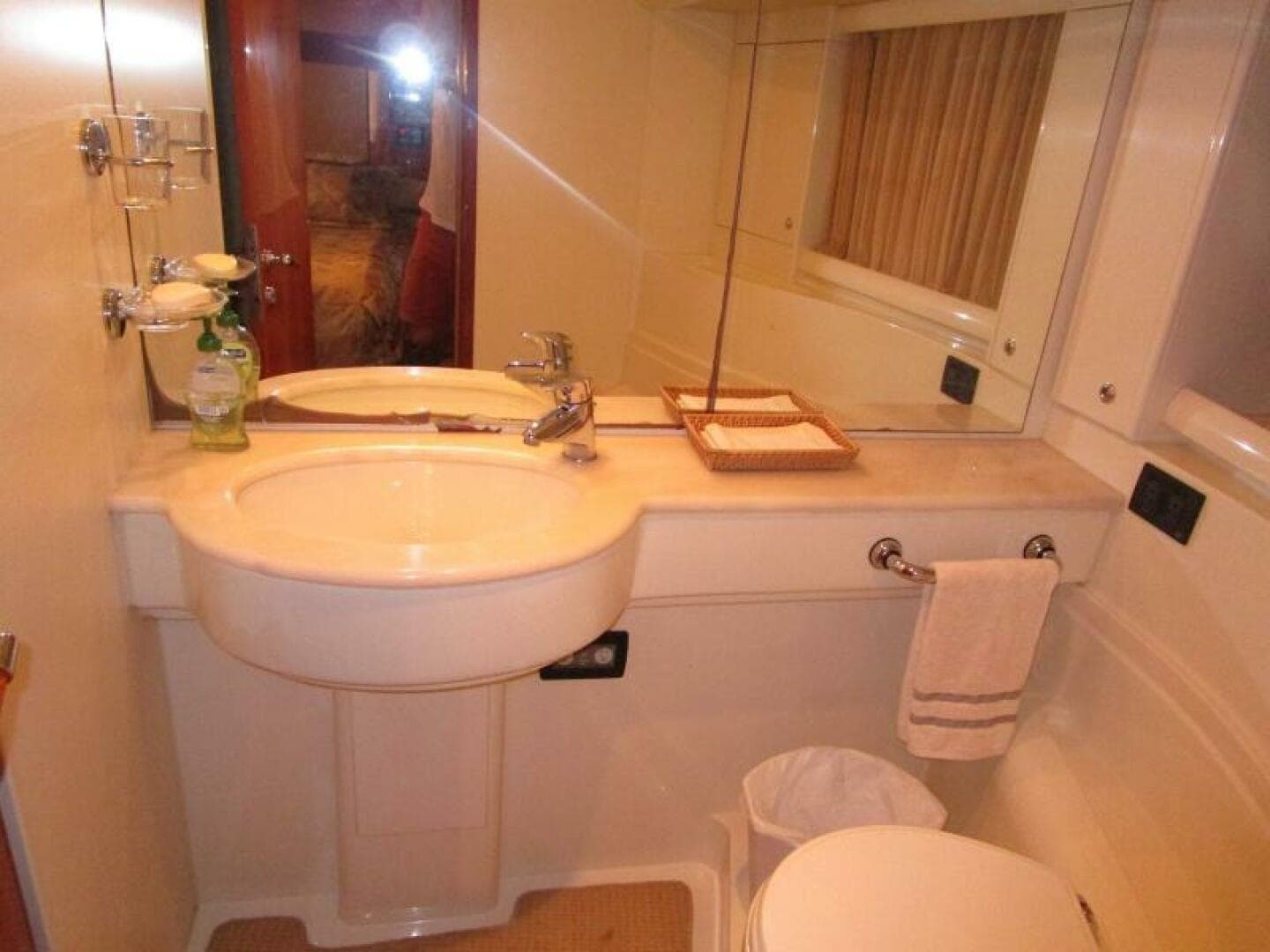 2003 Ferretti Yachts 590 — photo 27