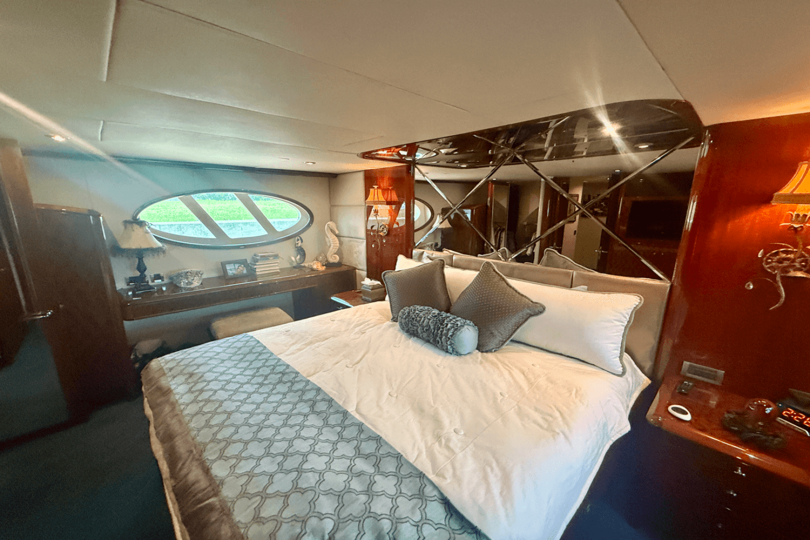 2005  68 Flybridge — photo 26