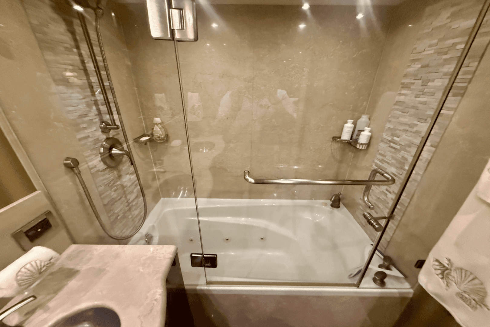 2005  68 Flybridge — photo 29