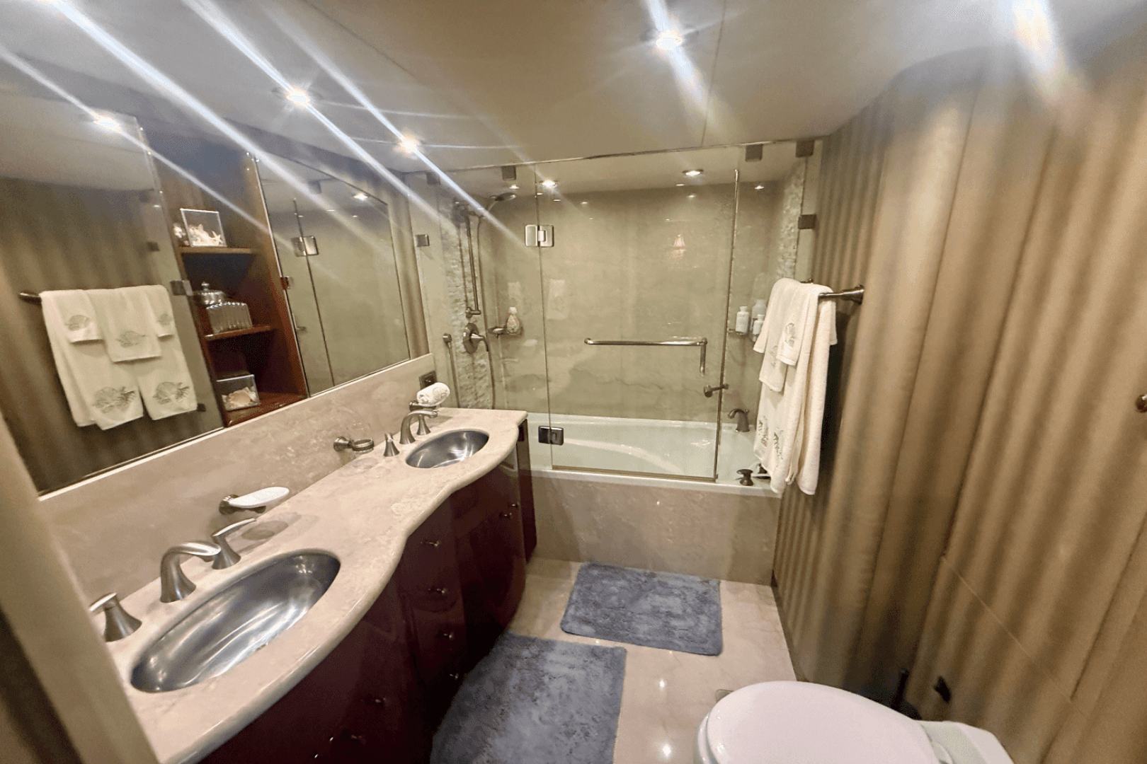 2005  68 Flybridge — photo 27