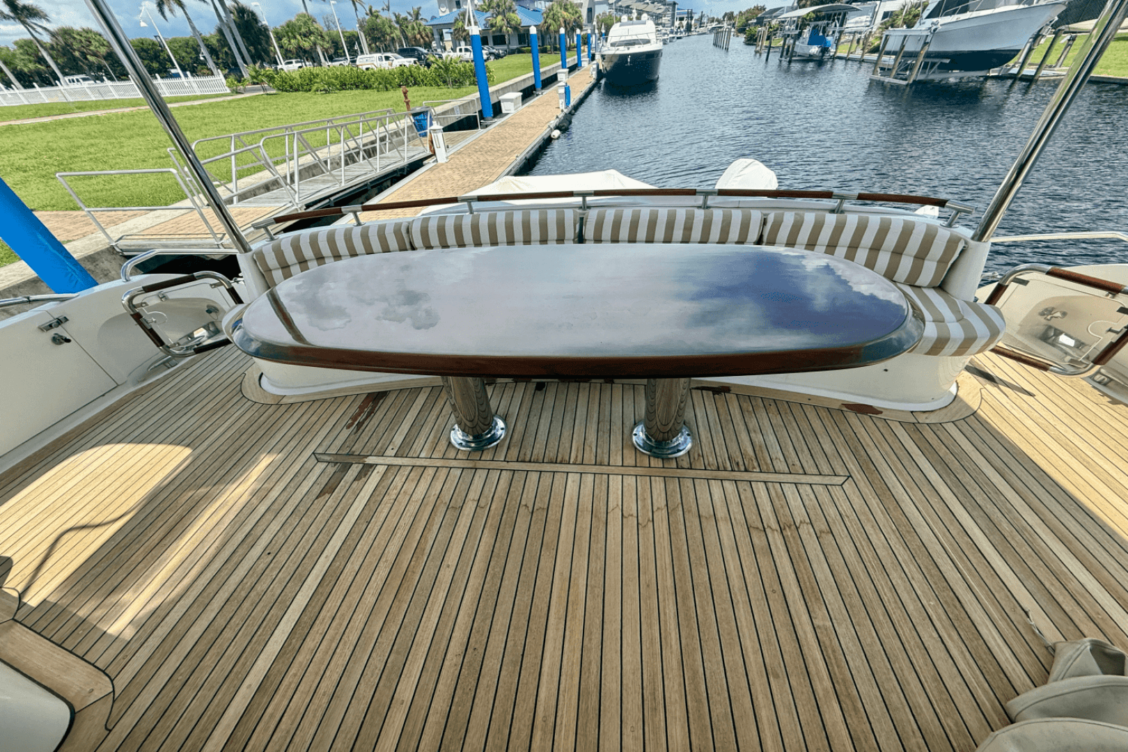 2005  68 Flybridge — photo 6