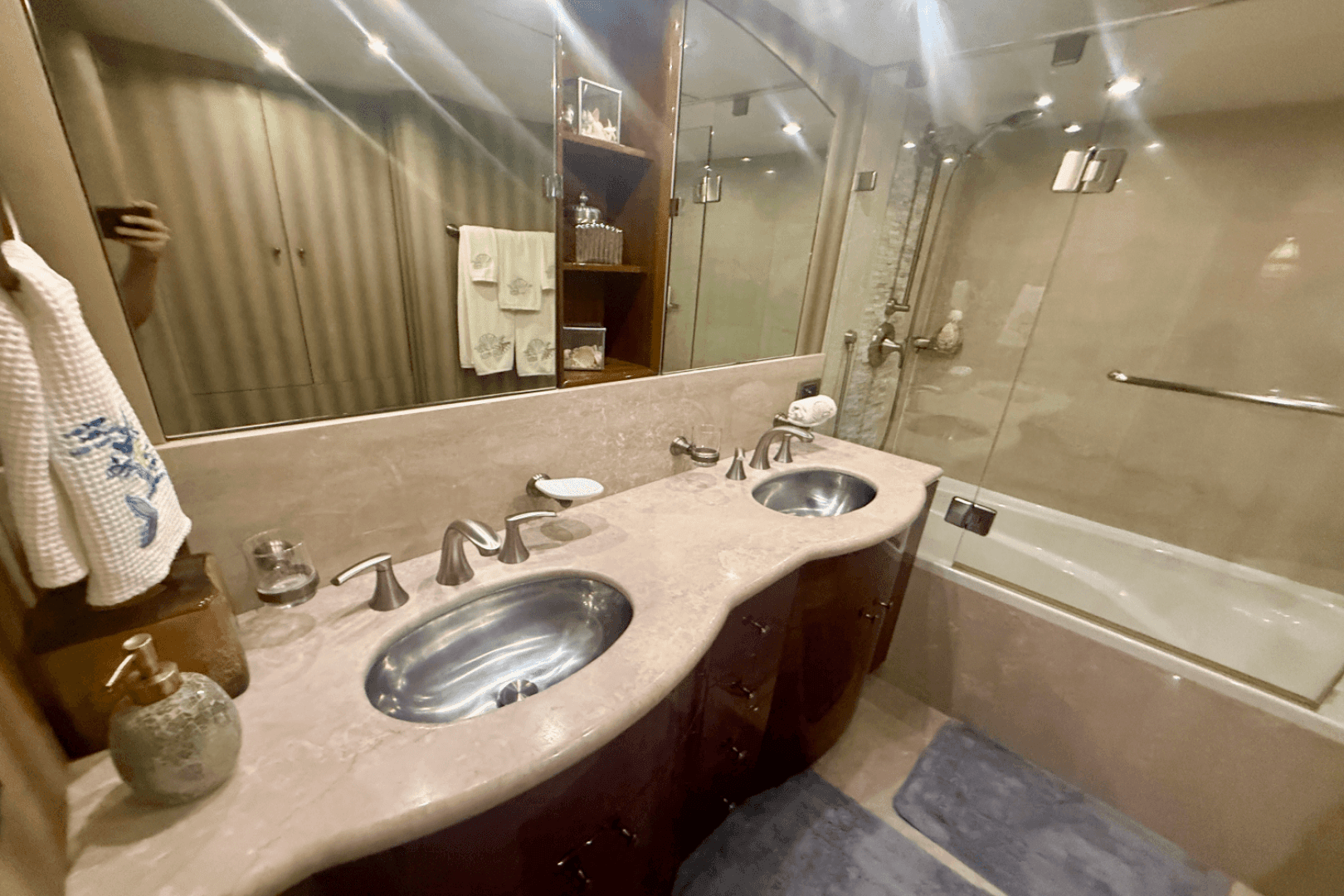 2005  68 Flybridge — photo 28