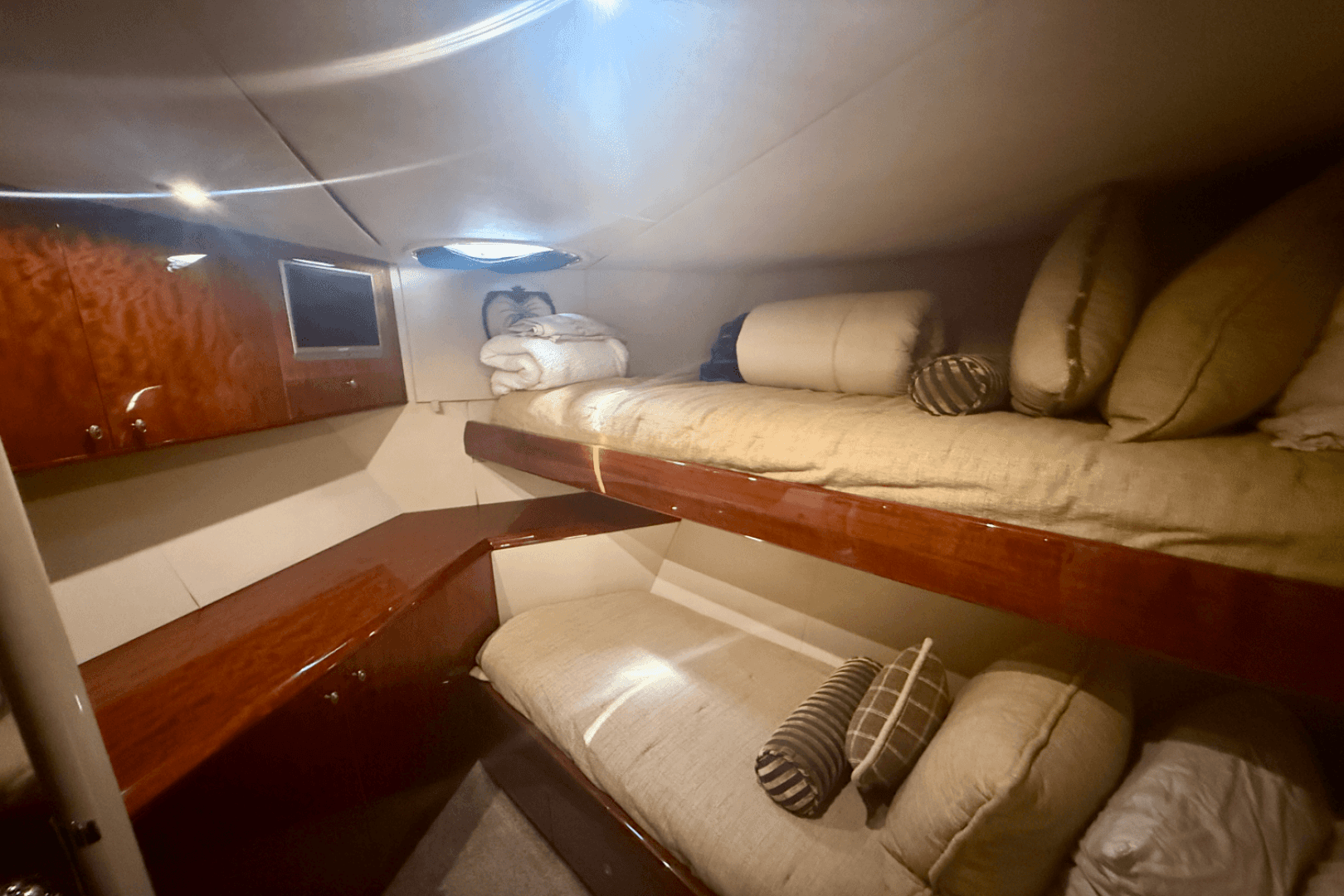 2005  68 Flybridge — photo 38