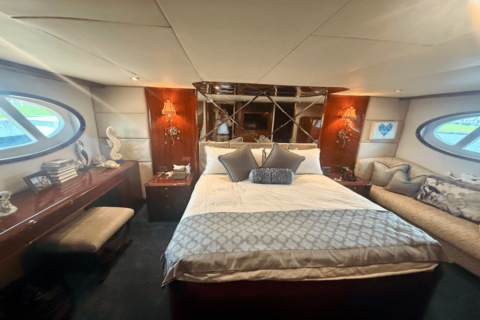 2005  68 Flybridge — photo 24